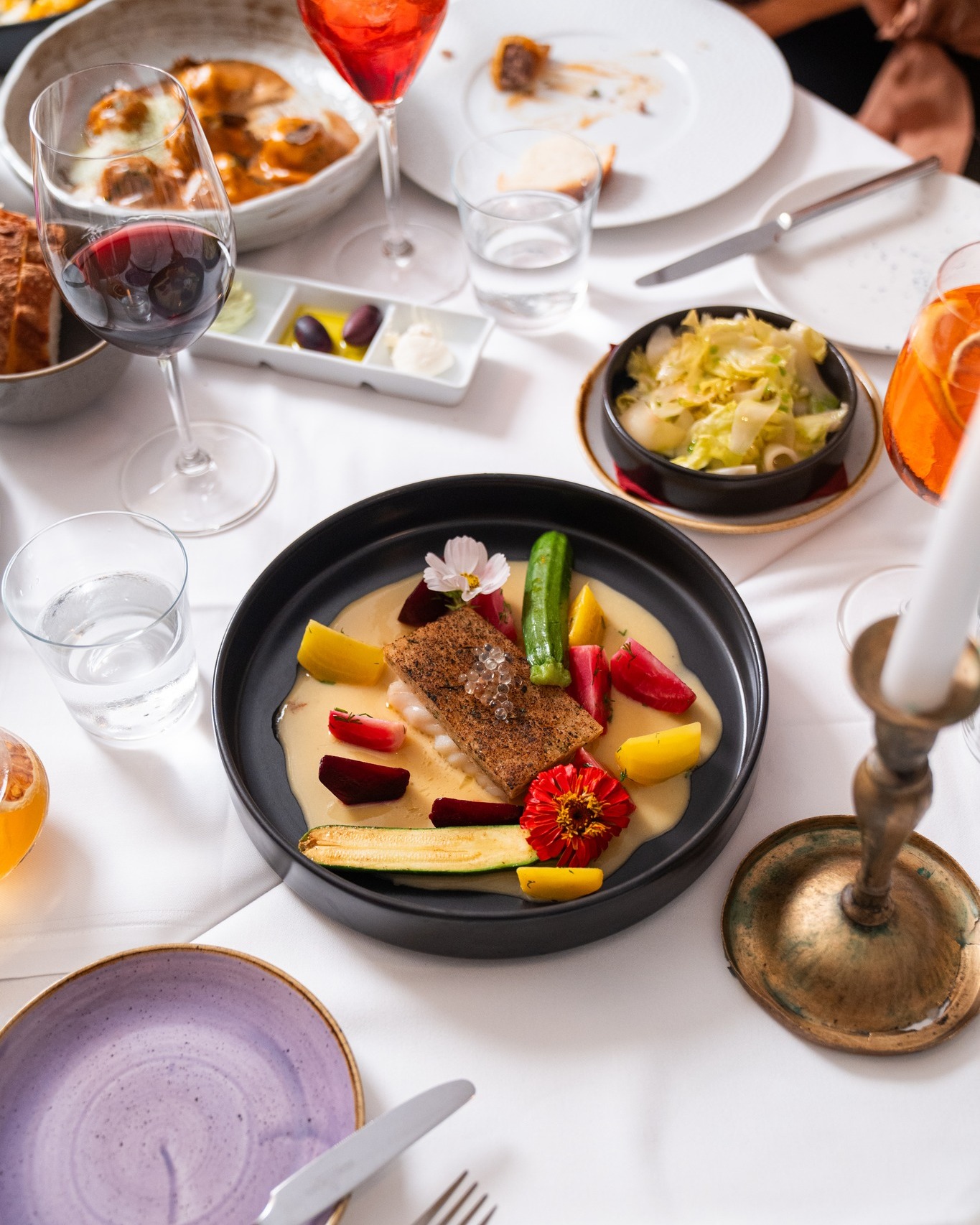 Der Herbst bringt Ruhe – und wir bringen den passenden Geschmack dazu. 🍂🥂 Zwischen Kerzenschein, feinen Weinen und saisonalen Kreationen darf der Alltag draußen bleiben. ef16 – wo Genuss zur Jahreszeit passt.
#ef16 #GoldenSeason #Herbstzauber