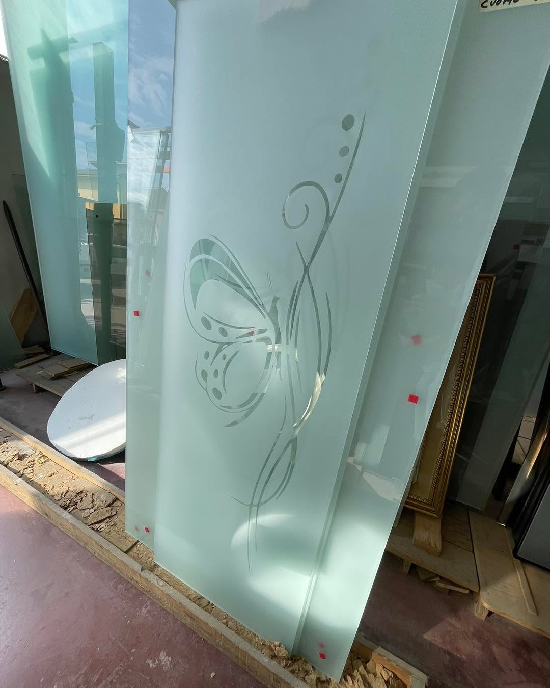 🎄🎄🎅
Il Natale é ormai alle porte e la vostra voglia di abbellire casa é ai massimi storici
Anche oggi siamo in consegna con 2 nuove porte in vetro stratificato 3+3 di sicurezza, con disegno personalizzato, che andranno a dare nuova vita a delle porte in legno.
Fino a Natale abbiamo dei super prezzi sui vetri con disegno sabbiato, quindi cosa aspetti, chiamaci per un preventivo gratuito