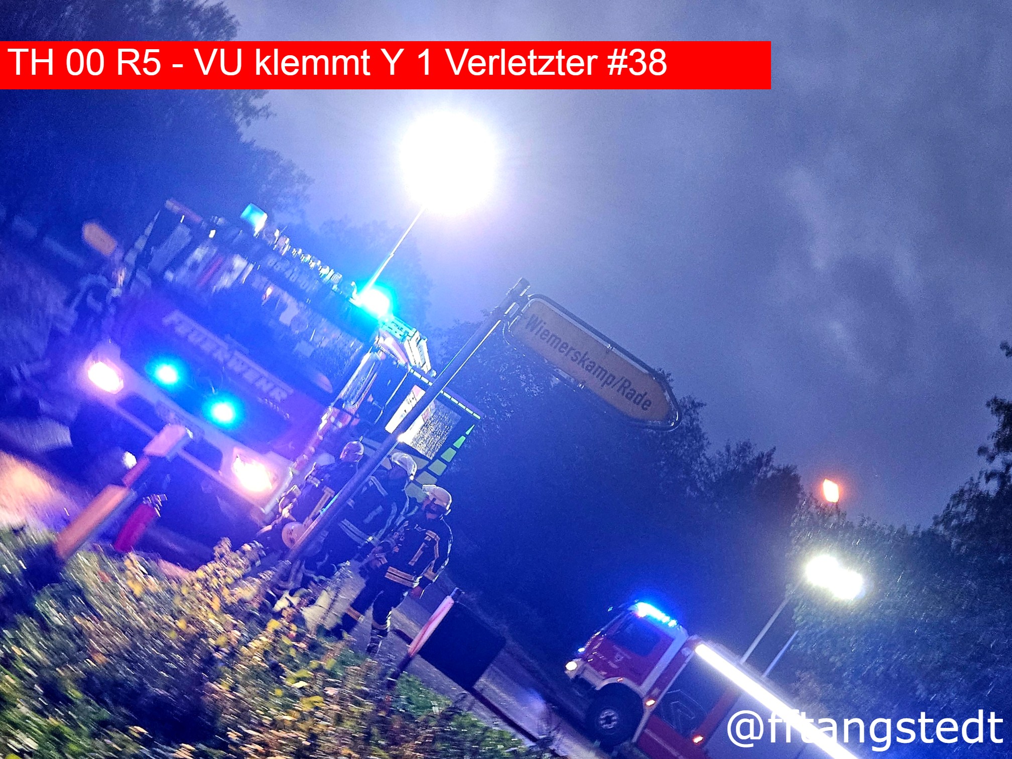 🚨 Nr. 38/2025
📆 25.10.2025, 17:23 Uhr
📟 TH 00 R5 - VU klemmt Y 1 Verletzter
🌐 OT Wulksfelde / Wulksfelder Damm
⚠Wie bereits der Seite der Gemeindefeuerwehr entnommen werden konnte, wurden wir gemeinsam mit unseren Kameraden aus Wilstedt zu einem Verkehrsunfall mit eingeklemmter Person zur Unterstützung der Kameraden der FF Wulksfelde, in deren Einsatzgebiet alarmiert. Vor Ort waren zwei PKW mit einander kollidiert. In einem PKW befand sich eine Person, welche eingeschlossen war, sowie zwei weitere Personen in dem zweiten Fahrzeug. Eine Person wurde in Abstimmung mit dem Rettungsdienst per Sofortrettung aus dem PKW befreit. Im weiteren Verlauf musste eine weitere Person achsengerecht gerettet werden, wozu eine große Seitenöffnung am PKW durchgeführt wurde.
Nachdem alle beteiligten Personen abtransportiert waren, wurden wir durch die Kameraden der FF Wulksfelde aus dem Einsatz entlassen und waren ca. 19 Uhr wieder einsatzbereit an der Wache.
Für weitere Berichte oder Informationen verweisen wir auf die Seiten unserer Kameraden, sowie der Gemeindefeuerwehr.
Alarmierte Kräfte: FF Tangstedt, Freiwillige Feuerwehr Wilstedt (@ff_wilstedt), Freiwillige Feuerwehr Wulksfelde (@ffwulksfelde), 1x NEF, 3x RTW, 1x organisatorischer Leiter Rettungsdienst, 1x RTH Christoph Hansa, 2x Polizei
👍🏼Like=Vielen Dank an die Einsatzkräfte🧑🏼🚒🧑🏼🚒
Alle Einsätze findest du hier:
https://www.feuerwehr-tangstedt.de/einsaetze-2025
#feuerwehr #firefighter #freiwilligefeuerwehr #ehrenamt #retterherz #blaulicht #blaulichtfamilie #fireandrescue #einsatz #alarm #atemschutz #feuer #technischehilfeleistung #einsatzfahrzeug #löschfahrzeug #notruf #instagram #insta #instagramreels #reelsinstagram #reelsofinstagram #instagramreel #reels #kreisstormarn #schleswigholstein #feuerwehr #tangstedt