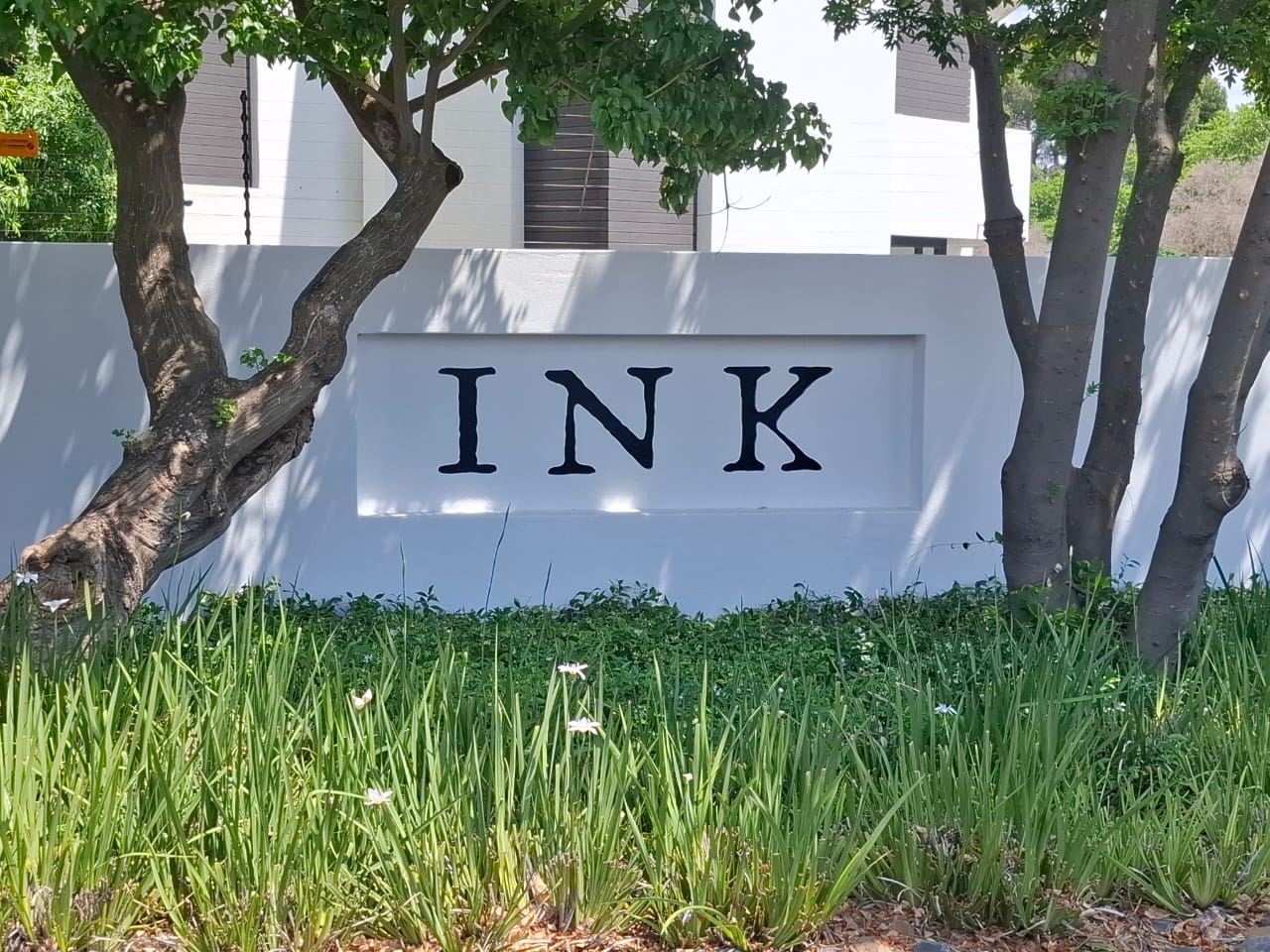 Ons is klaar met Ink se grensmuur. Nou gee ons eers die studente kans om klaar te maak met hulle eksamens, dan begin ons die om die res van die gebou te verf. #RoofAndPaintSolutions #paintingcontractor #stellenbosch #newlook #freshcoatofpaint #studentaccomodation
