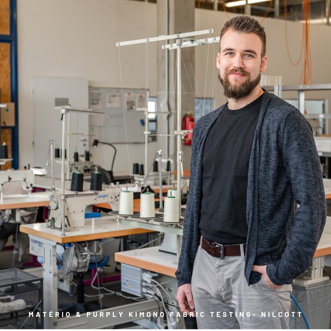 Další materiál, který jsme testovali, byl český Nilcott od české (a dnes už i evropské) firmy @niltextile_europe. A tenhle usměvavý fešák za značkou je můj oblíbený člověk z českého fashion businessu – mění nejen to, jak se dá recyklovat vlákno, ale i jak o něm přemýšlíme. A hlavně – dělá to poctivě, prakticky a ve velkém. Jak si tedy jejich recyklovaná bavlna ve směsi s organickou bavlnou vedla v našem zátěžovém testu? 👀
---
The next material we tested was the Czech Nilcott, made by the Czech (and now also European) company @niltextile_europe And this smiling gentleman behind the brand is one of my favorite people in the Czech fashion scene — he’s changing not only how fibers can be recycled, but also how we think about them.
Most importantly, he’s doing it honestly, practically, and on a big scale.
So, how did their recycled cotton blended with organic cotton perform in our stress test? 👀
@purplykimono @purplyworkshop @materioprague @niltextile_europe 🇨🇿🙋♀️💜
