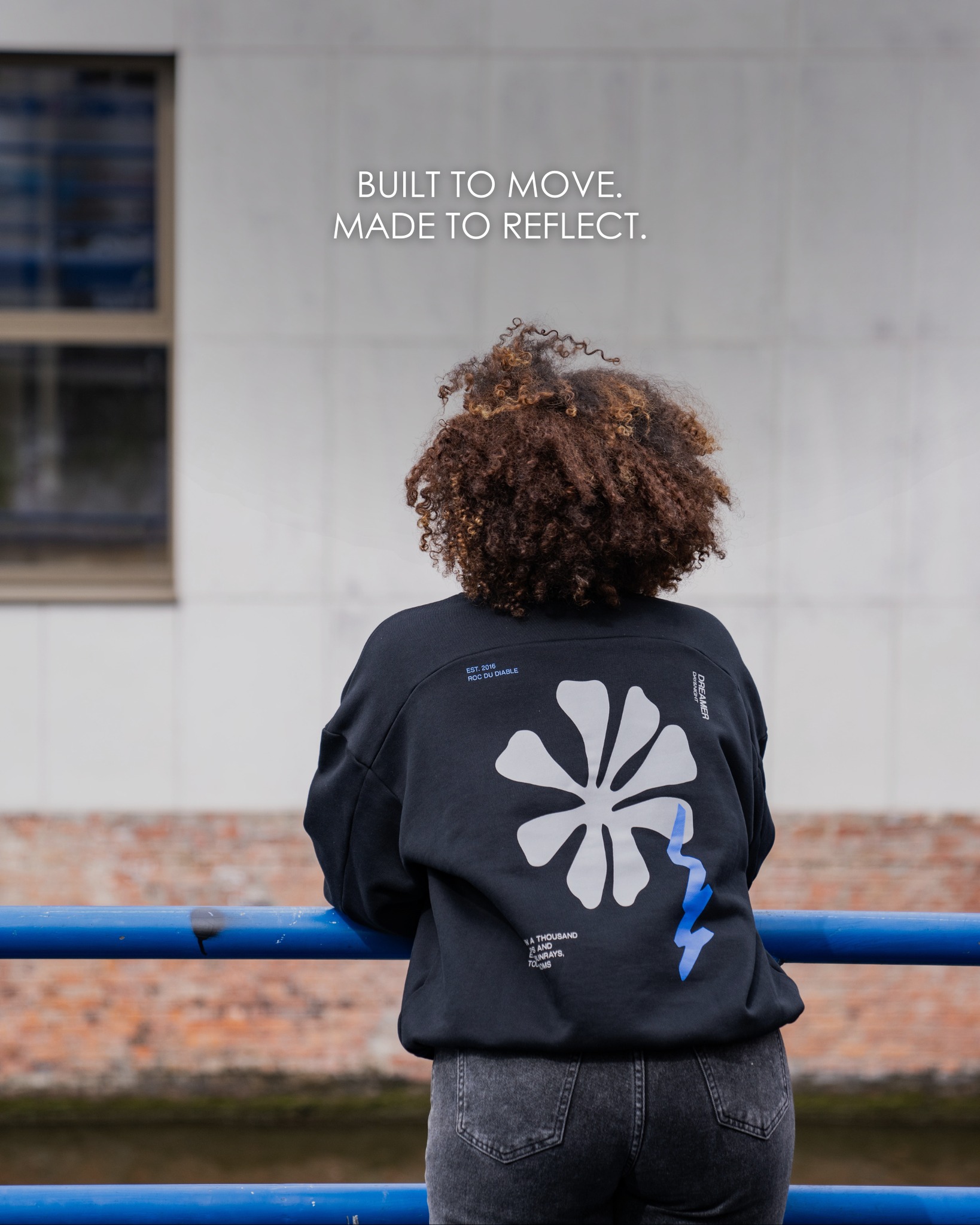 Light changes everything. Van vroege ochtend tot late avond, deze trui beweegt met jou mee.
👉 The Blossom Sweater - verkrijgbaar online
#reflectyourstyle #thelabel #reflective #kwinkslag #reflecterend #fashion #streetwear