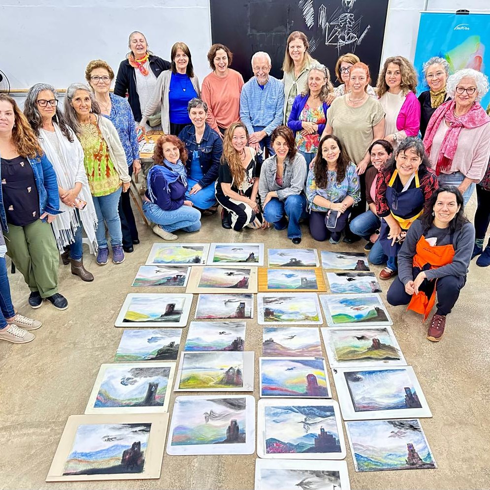 O curso A Flor Azul, conduzido por David Newbatt, foi uma imersão profunda no conto de Novalis — um encontro entre arte, símbolo e transformação interior.
E também os desenhos a carvão no precongresso- prof Javier Arentsen
Essas experiências pré-congresso já nos preparam para os dias de partilha, aprendizado e inspiração que estão por vir.
✨ O Congresso Antroposófico Terapia na Arte começa em 31 de outubro!
Aberto ao público — e não é preciso saber pintar para participar.
📲 Inscrições e informações: +55 (11) 94183-7241
#AuroraABTAA #CongressoAurora #TerapiaArtística #Antroposofia #ArteQueCura #AFlorAzul #DavidNewbatt #ArteETerapia #SaúdeIntegral