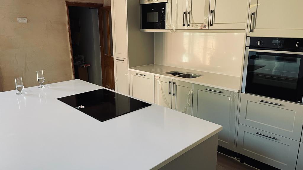 Silestone Blanco Zeus worktops with full splashback
#kitchenideas #kitchenworktops #worktopscheshire #quartzworktop #homeimprovement #silestonequartz #silestone