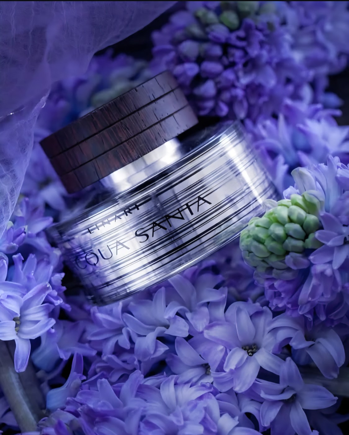 Acqua Santa di Linari Ăš un profumo che risplende come un riflesso acquatico. Le sue intense sfaccettature di ribes nero, elevate da note floreali, evocano sensualitĂ e una freschezza cristallina.
Lâapertura unisce bergamotto, ribes nero, coriandolo, note verdi, patchouli e violetta, seguita da un cuore di ciclamino, gelsomino, mughetto, rosa e ylang-ylang. La base avvolge con caramello, muschio, fava tonka e cedro della Virginia.
Acqua Santa brilla come lâimmagine di un reverbero dâacqua e scalda lâanima, coniugando purezza e sensualitĂ .
đđđđđ đđđđđđ đđđđđ - đđȘđŽđ”đłđȘđŁđ¶đ”đ°đł đąđŻđ„ đđ„đ·đȘđŽđ°đł
đđȘđ€đ©đŠ đđąđłđ§đ¶đź - đđŹđȘđŻ đ€đąđłđŠ - đđ°đźđŠ đ§đłđąđšđłđąđŻđ€đŠđŽ - đđłđąđŻđ„ đđčđ±đŠđłđȘđŠđŻđ€đŠ - đđ¶đŽđ”đ°đźđȘđŽđŠđ„ đ±đłđ°đ„đ¶đ€đ”đŽ
.
.
.
#Linari #AcquaSanta #CleanPerfume #LuxuryFragrance #OmniaLuxuryTrade