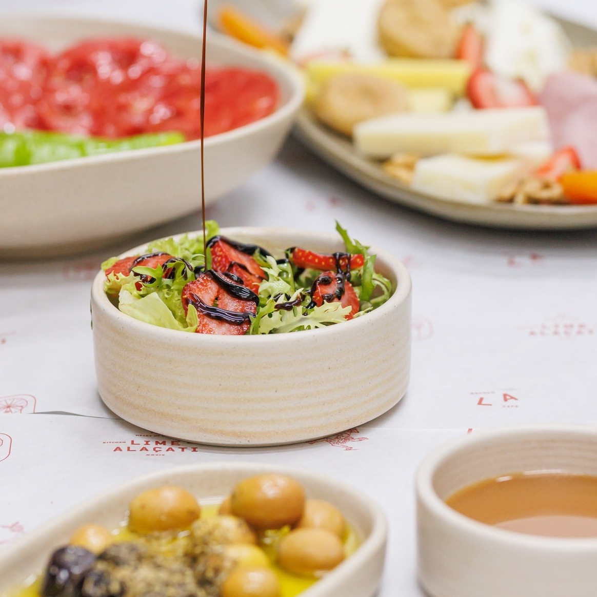 Cumartesi günü için düşündüğümüz ilk şey: Lime Alaçatı serpme🍅