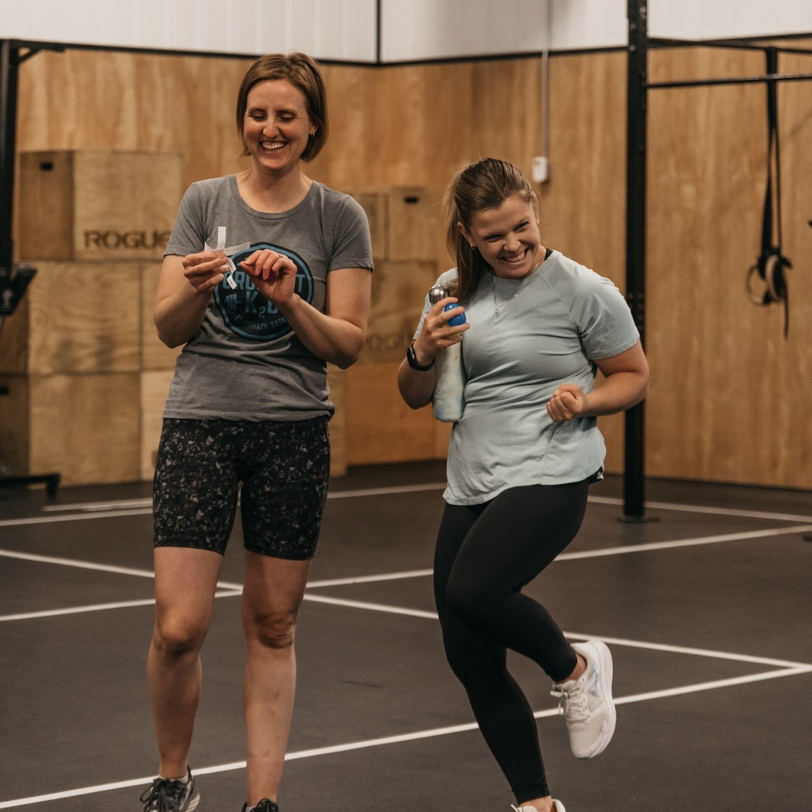 Laughter, music, and high fives.
That’s what fitness should feel like.
When you find a place where you actually enjoy the process, showing up becomes easy.
That’s why people stay at k2o — it feels good to be here.
Book your FREE intro here → https://crossfitk2o.ca/free-intro/