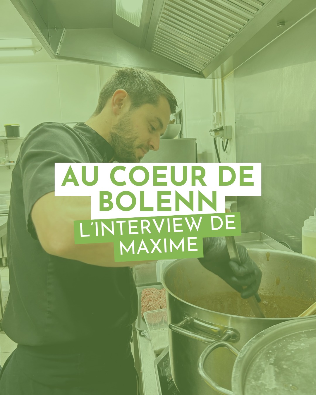 📸 Au cœur de Bolenn | 𝗘𝗽𝗶𝘀𝗼𝗱𝗲 6 : 𝗥𝗲𝗻𝗰𝗼𝗻𝘁𝗿𝗲 𝗮𝘃𝗲𝗰 𝗠𝗮𝘅𝗶𝗺𝗲 ✨
Maxime, plus à l’aise avec les assaisonnements qu’avec les projecteurs.
Il a préféré troquer la caméra contre une belle photo et quelques mots bien choisis.
Voici son interview 👇
• Peux-tu te présenter ?
Moi, c’est Maxime, je suis responsable de la production chez Bolenn depuis 2 ans. J’ai une dizaine d’années d’expérience en restauration.
• Comment tu décrirais une journée type à Bolenn ?
Le matin, j’arrive, je mets en place, j’allume tous les fours, j’installe le matériel. En général, il y a deux ou trois livraisons qui arrivent donc on range toute la marchandise. Ensuite, on se met à préparer par ordre de priorité. Le tout arrosé de beaucoup de cafés, parce que le lundi matin, on attaque très tôt pour produire les plats du début de semaine. Le service commence avec les burgers et les broches, on continue la production et on termine par le ménage.
• Pour toi, l’esprit Bolenn, c’est quoi ?
Beaucoup de folie, beaucoup de maîtrise. Une très bonne entente dans l’équipe qui est très soudée. C’est très serein et en même temps très intense. Ça fait du bien de travailler dans une équipe avec une ambiance comme celle-ci.
• Un moment mémorable ou drôle vécu avec l’équipe ?
Lors d’une prestation, on était assez loin du restaurant et on devait faire un atelier plancha. On s’est rendu compte 45 minutes avant le lancement de l’atelier qu’on n’avait pas la plancha, sauf qu’il fallait quasiment 1h pour faire faire l’aller-retour. Elle était posée en plein milieu de la cuisine et tout le monde est passé devant sans la prendre. Heureusement, la seconde équipe arrivait avec le camion et la fameuse plancha. Plus de peur que de mal !
• Un mot pour nos clients ?
On est très heureux que vous nous suiviez et que vous soyez de plus en plus nombreux à venir. C’est un signe de qualité et c’est ce qu’on cherche à produire au maximum ici. Je pense que la bonne ambiance y joue un rôle important, ça se ressent aussi dans nos plats. Et puis on vous aime plus fort que le Nutella.
#AuCoeurDeBolenn #TeamBolenn #restaurantsaintmalo #saintmalo #interview #faitmaison