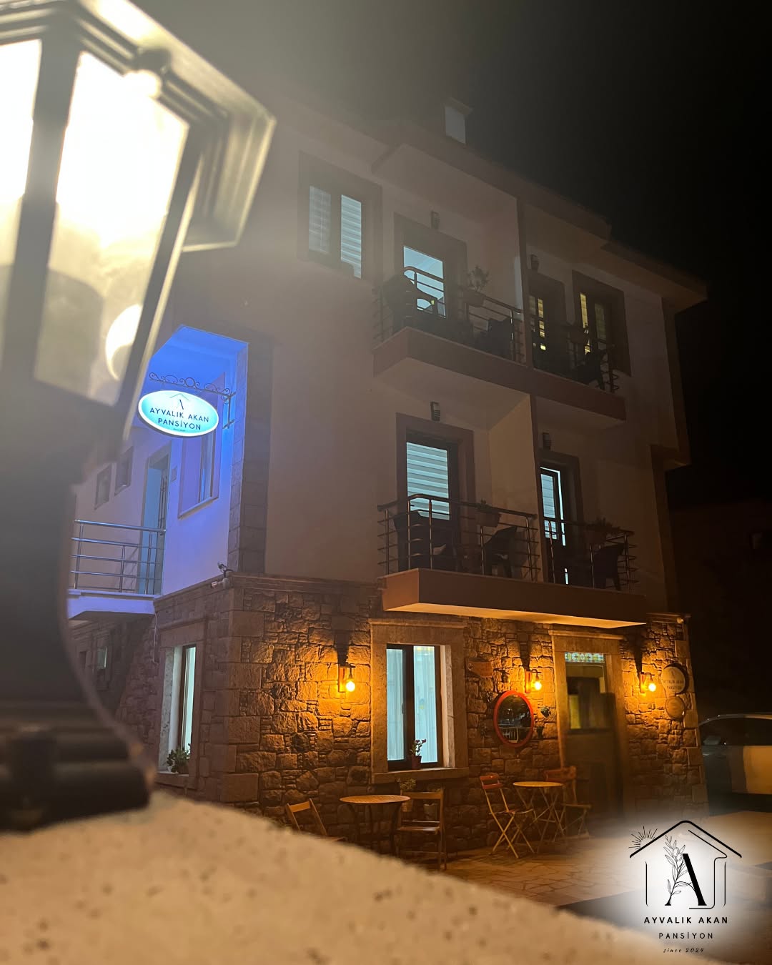 Bazen en güzel tatil, uzaklara gitmek değil; kendini iyi hissettiren bir yerde kalmaktır.
Ayvalık Akan Pansiyon, tam da böyle bir yer.
Sade ama özenli, sessiz ama içten…
Ayvalık’ın huzurlu sokaklarında, ev sıcaklığında bir mola vermeye ne dersin? 💛