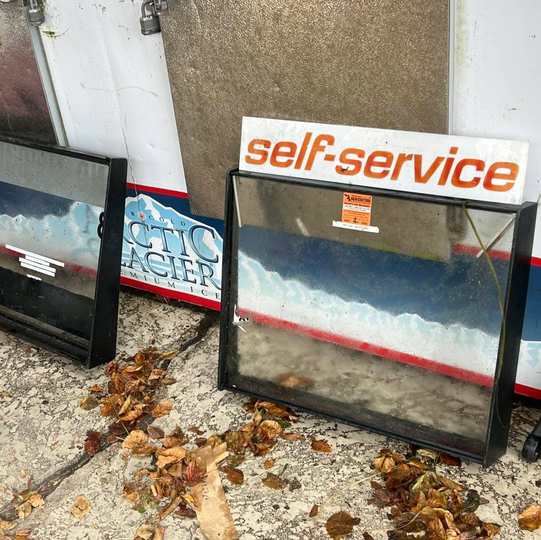 Someone bumped into a fuel pump with their boat at one of the gas docks and the two glass covers fell into the water. I was able to find them pretty quickly and also picked up this beer can. That’s been down there a while!
.
.
#recoverydiving #lakestclair #greatlakesstate #detroitriver #stclairshores #clintonriver #harrisontownship #boattown #algonac #stclair #metrobeach #michigansummer #michiganboating #puremichigan #michiganmarinas #metaldetector #safeharbormarinas #metaldetecting #Underwatermetaldetecting