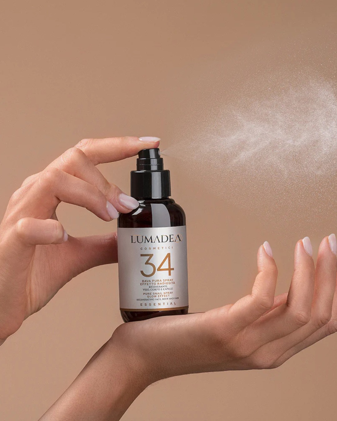 Bava Pura Spray 100 ml di Lumadea Ăš un trattamento innovativo che racchiude tutta lâenergia rigenerante della bava di lumaca pura. Formulato con il complesso Essential Body, combina bava di lumaca certificata COSMOS con cellule staminali di orchidea e perla nera per unâazione intensamente rivitalizzante e protettiva.
La formula Ăš arricchita con collagene ed elastina idrolizzati, acido ialuronico, acido lactobionico, acido mandelico e niacina, ingredienti che lavorano in sinergia per rinforzare la pelle, combattere i segni del tempo e renderla piĂč luminosa. Il risultato Ăš una pelle piĂč tonica, elastica e visibilmente giovane.
Regala alla tua pelle nuova vita con Bava Pura Spray.
#Lumadea #BavaPura #SnailMucin #SkincareInnovation #OmniaLuxuryTrade
