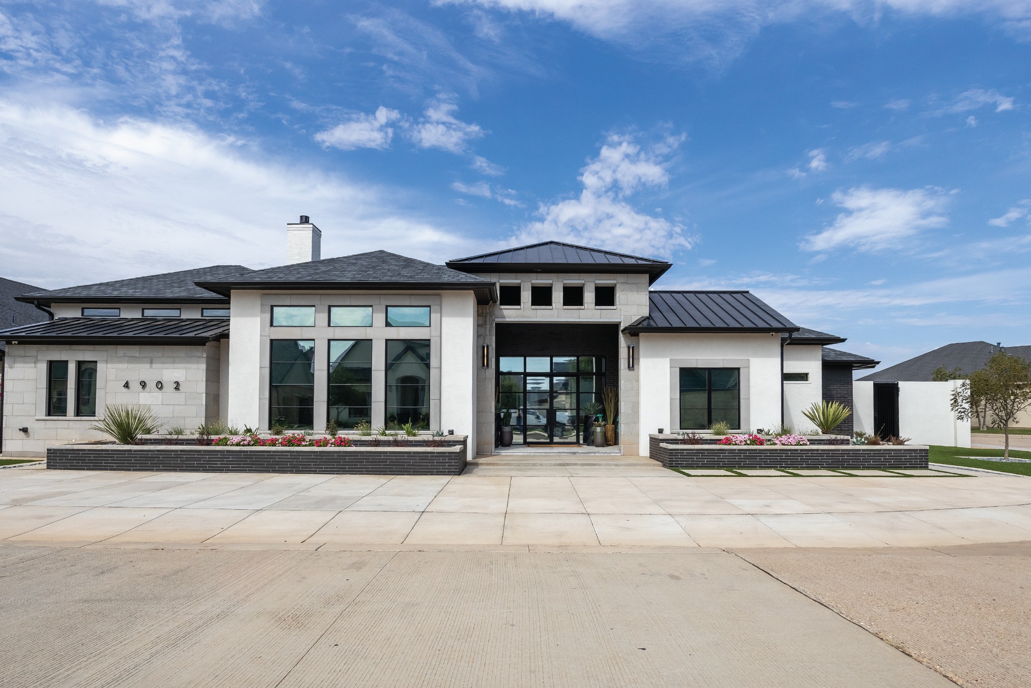 It is all in the 𝑑𝑒𝑡𝑎𝑖𝑙𝑠
Builder: @widemancustomhomes
Photographer: @ashleyadamsmedia
Subdivision: Oakmont Estates
#pddtexas #lubbockcustomhome #customhomedesign #architecturalphotograhy #ashleyadamsmedia