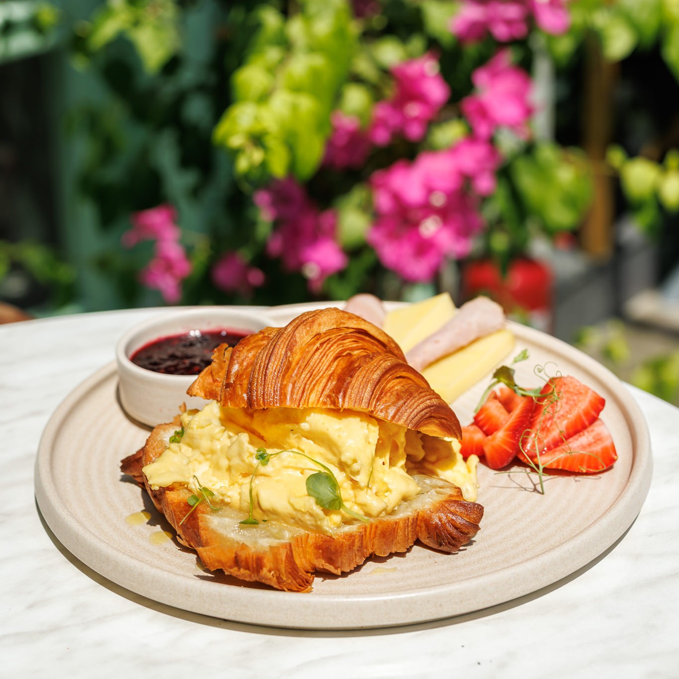 Lime Alaçatı Fransız Kahvaltı🥐
Tereyağlı kruvasan, scrambled egg, reçel, taze meyveler, füme et & gravyer peyniri 🍳