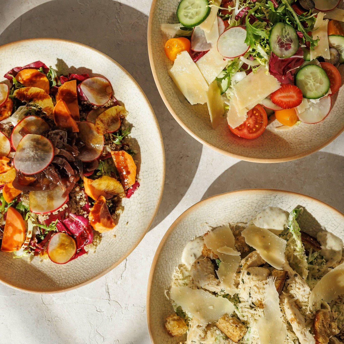 Sağlıklı ve lezzetli salatalar istediğimizde Lime Alaçatı'nın rengarenk salataları 🥗