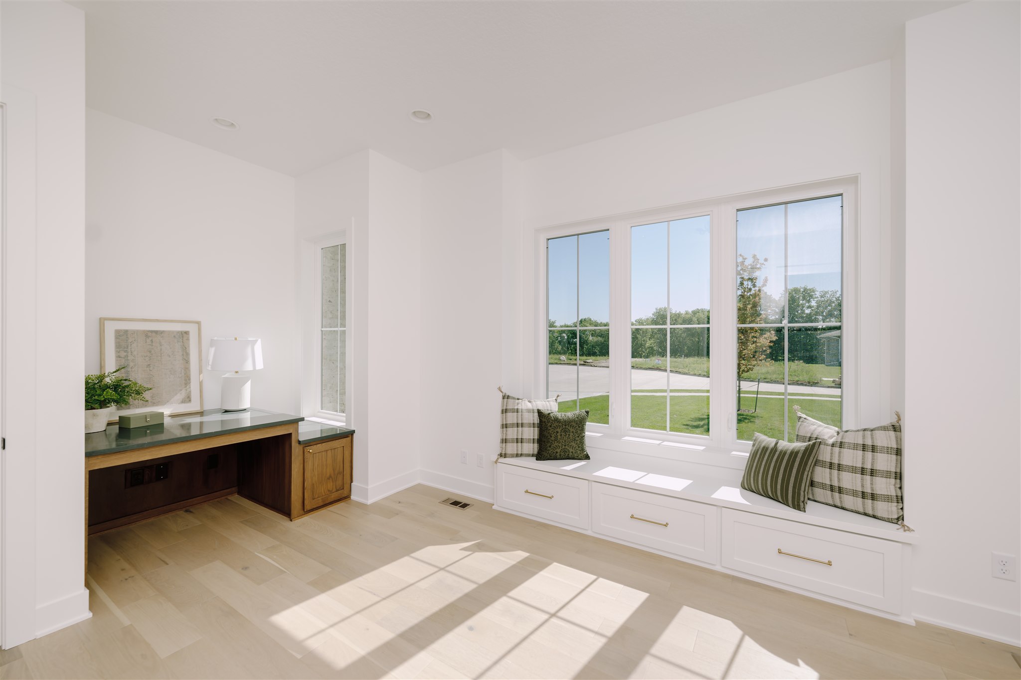 Natural light, a clean space, and a view worth pausing for.
#dynastyhomes #customhomebuilder #iowahomes #desmoines #luxuryhomes #homeinspo #dreamhome