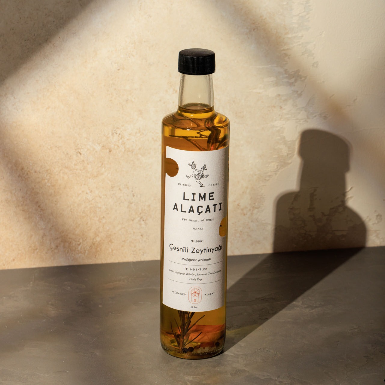 Lime Alaçatı Çeşnili Zeytinyağı 🫒
İçerisinde biberiye, dağ kekiği, sarımsak, tane karabiber, tane beyaz biber ve deniz tuzu bulunan sızma zeytinyağımız sofralarınıza lezzet katıyor♥️