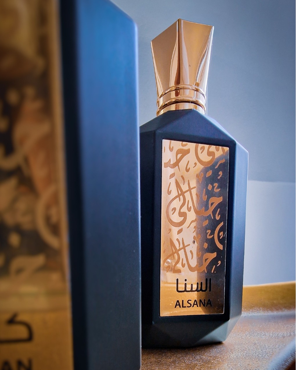 Alsana di Khayali Ăš un profumo orientale, legnoso e fruttato che porta con sĂ© la magia dellâEst. Lâapertura combina olibanum, rosa e lampone, esaltando una dolcezza. Al centro, lâeleganza del giglio e della violetta si armonizza con il caldo cedro e il patchouli Nel fondo, una fusione seducente di vaniglia, muschio, ambra, cuoio e agarwood (oud) crea una scia profonda e sensuale.
Alsana Ăš un blend di oud, ambra e musk che si scioglie nellâanima, portando alla luce la forza del tuo spirito.
Scopri Alsana nelle boutique selezionate da Omnia Luxury Trade e lascia che la sua luce orientale illumini la tua personalitĂ .
đđđđđ đđđđđđ đđđđđ - đđȘđŽđ”đłđȘđŁđ¶đ”đ°đł đąđŻđ„ đđ„đ·đȘđŽđ°đł
đđȘđ€đ©đŠ đđąđłđ§đ¶đź - đđŹđȘđŻ đ€đąđłđŠ - đđ°đźđŠ đ§đłđąđšđłđąđŻđ€đŠđŽ - đđłđąđŻđ„ đđčđ±đŠđłđȘđŠđŻđ€đŠ - đđ¶đŽđ”đ°đźđȘđŽđŠđ„ đ±đłđ°đ„đ¶đ€đ”đŽ
.
.
.
#Khayali #Alsana #OrientalPerfume #OudFragrance #OmniaLuxuryTrade