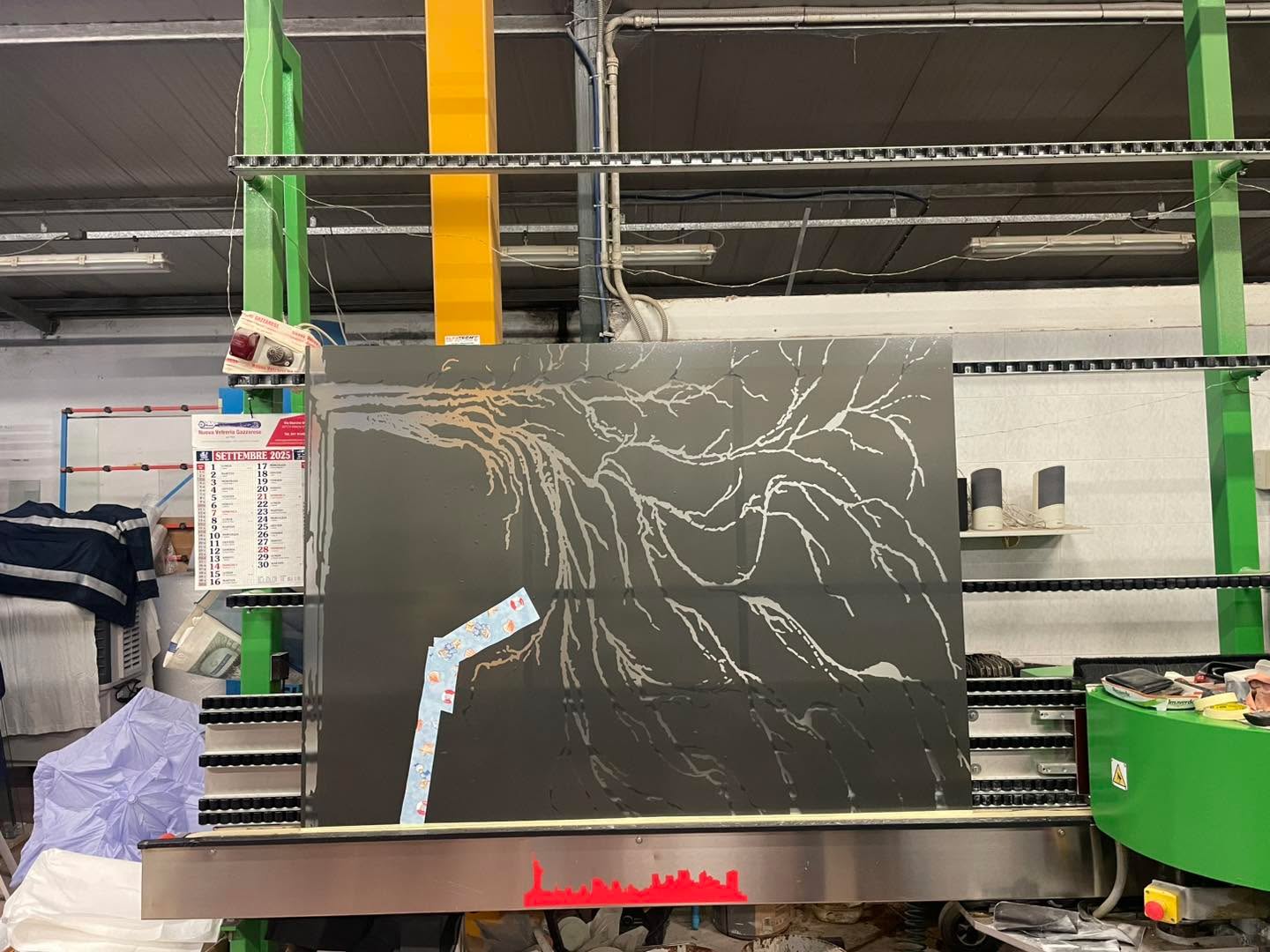 🌲🌲
Noi pensiamo sempre alla natura e quindi continua il nostro percorso di piantare alberi
Scherzi a parte, ecco la realizzazione di una porta, con disegno fornito dal cliente, in vetro 3+3 satinato con disegno sabbiato. Che dire, ha proprio cambiato aspetto. Ti ricordiamo che i nostri preventivi sono sempre gratuiti e senza impegno, quindi per qualsiasi richiesta, contattaci 😄😄