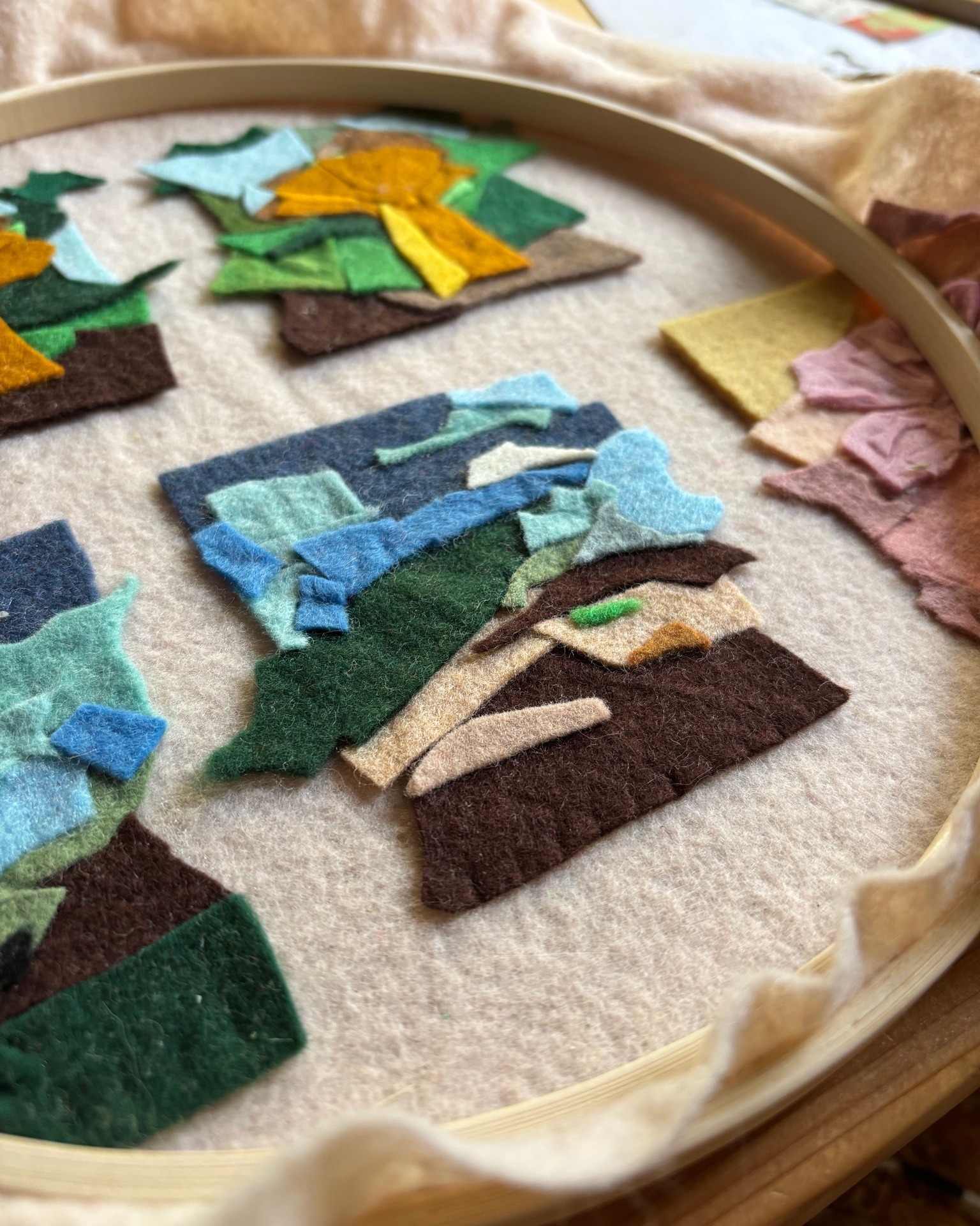 👻 Spooky how close holiday market season is!! but these mini felt collages are coming along nicely.. 👻