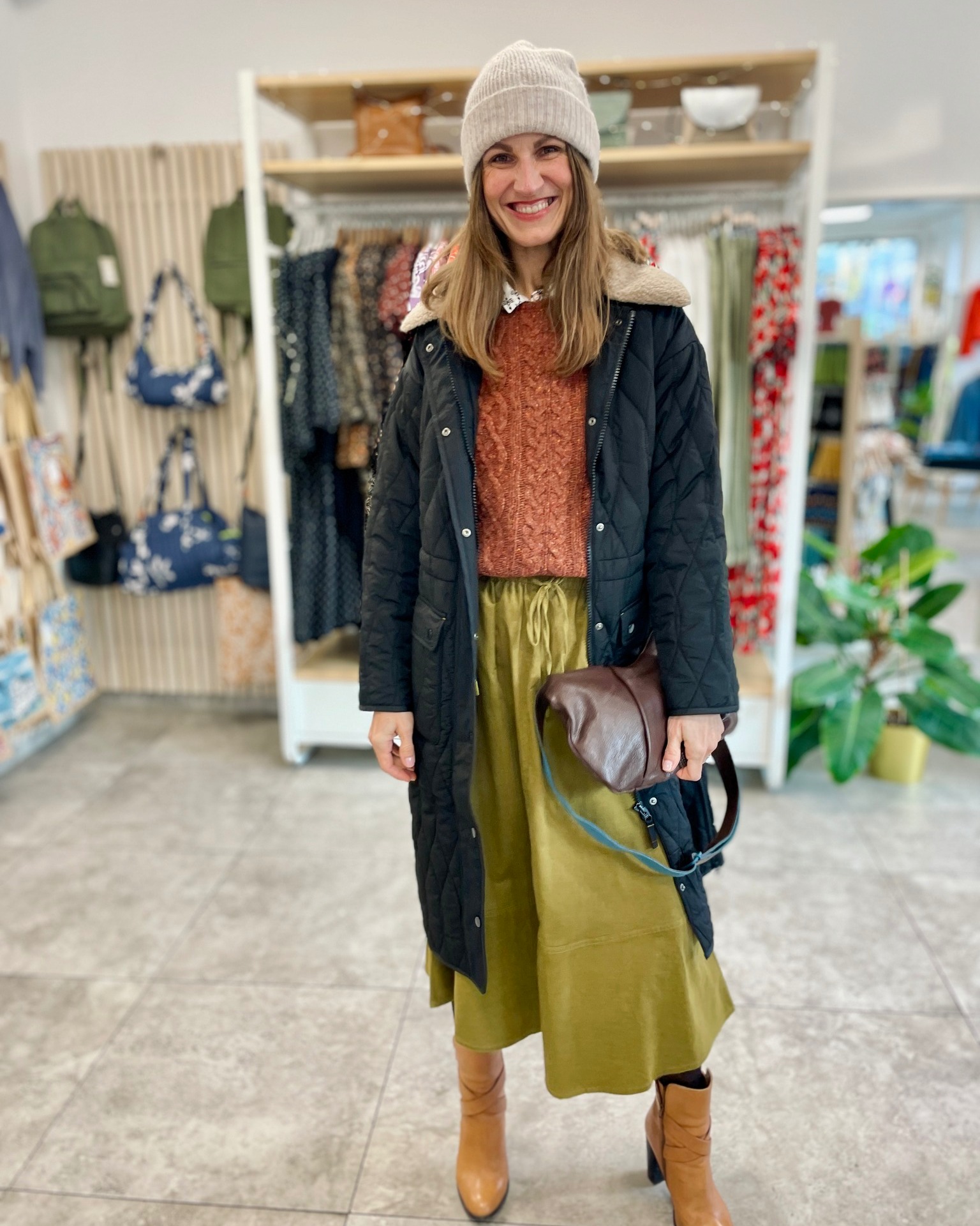 ✨ Inspirace se Zdenkou ✨
Podzim v zemitých tónech, které pohladí oko i duši. 🍂
Základ outfitu tvoří sukně Tilly Cord Khaki z jemného