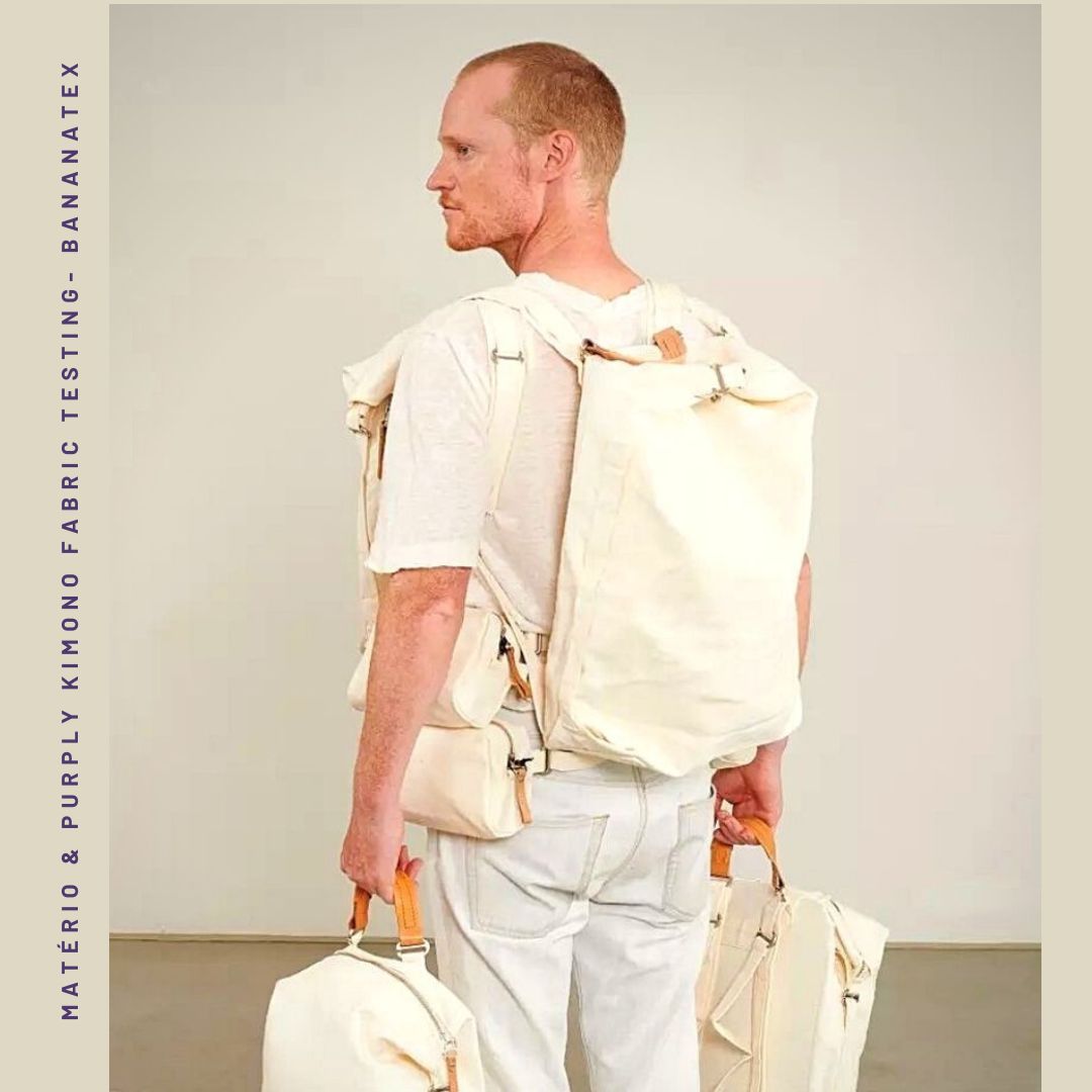 MATERIÁL Z BANÁNU? No jistě – to je @bananatex ! 🍌
Pro jeho výrobu se používají stonky banánovníku, a jak je vidět, je to ideální materiál na kabelky, tašky a pevnější svrchní vrstvy. Jeho nevýhodou je, že se krčí.
--
BANANA FABRIC? Oh yeah – that’s @bananatex ! 🍌
It’s made from banana plant stems, and as you can see, it’s an ideal material for bags, totes, and sturdy outer layers. Its downside? It tends to crease a little.
#wearepurply cooperating with #maaterio testing #textileinovations