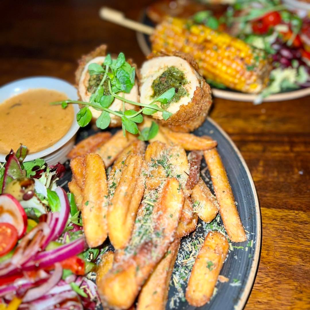 Golden, crispy, and packed with flavour! 🍗✨ Our panko-coated chicken breast is rolled with baby spinach, olives, sun-dried tomatoes & cheddar, then served with creamy mushroom sauce and rosemary-parmesan chips. Pure comfort, elevated. 😍🍽️ #ParsonsPig #FlavourPacked #WeekendEats