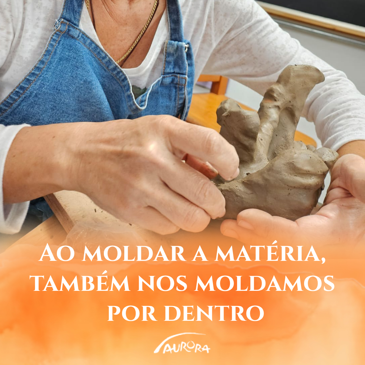 Na Terapia Artística, modelar argila é mais do que uma atividade com as mãos — é um caminho de escuta, presença e transformação.
Ao moldar a matéria, também nos moldamos por dentro. Cada gesto é um convite para dar forma ao que está dentro de nós, reorganizar o que está disperso e reencontrar o próprio centro.
🌿 Quer conhecer essa prática terapêutica?
Acesse: www.auroraabtaa.com.br (link na bio)