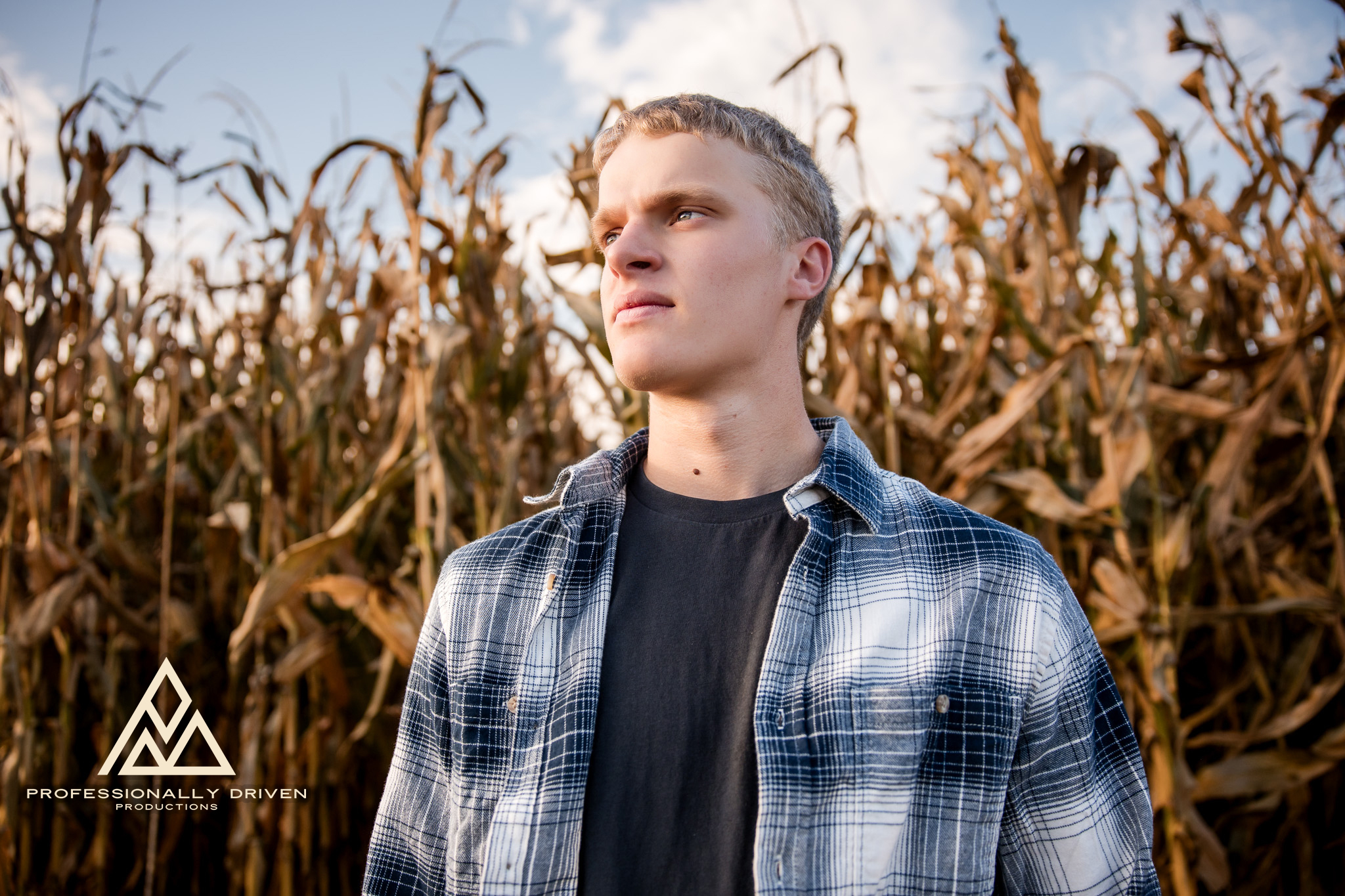 Henry Reimer – Central Class of 2026
Farm life. Hard work. Golden light. 🌾🚜
Henry brought the true Iowa roots vibe to his senior session.
#ClassOf2026 #SeniorPhotos #FarmSenior #IowaSenior #ProfessionallyDrivenProductions