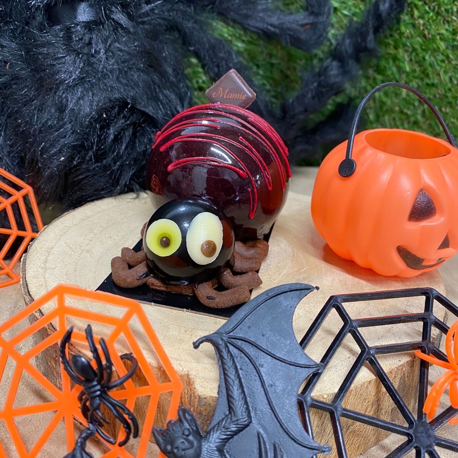 🕷️🎃 La petite terreur d’Halloween est là !
Mousse chocolat au lait Bahibé, cœur vanille, et biscuit croquant… un monstre de douceur 😈
👻 Le 31 octobre, les enfants déguisés repartent avec une surprise ! 🎁
#Halloween #BoulangerieMamie #SaintClairDeLaTour #PâtisserieHalloween #PetitsMonstresGourmands