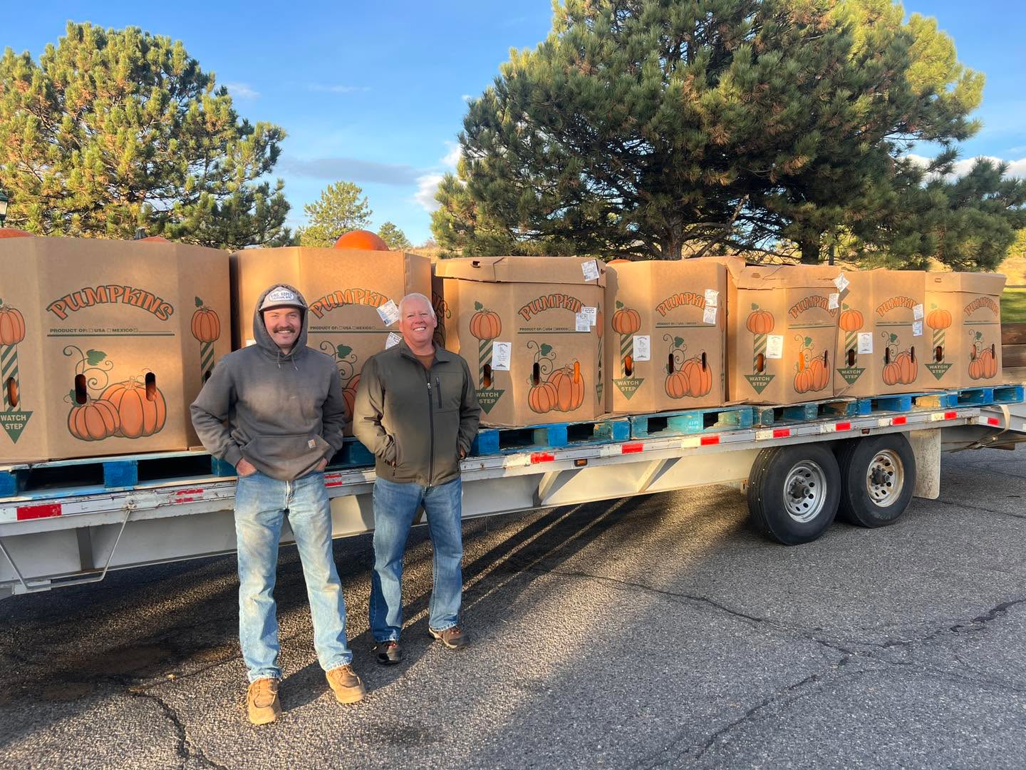 🎃 We had a great time delivering pumpkins to the elementary school just in time for some fall fun! A big thank you to Safeway for the generous pumpkin donation, organized by the Estes Park Noon Rotary, and to the amazing Youth in Action students who helped us unload. 🍂👏
