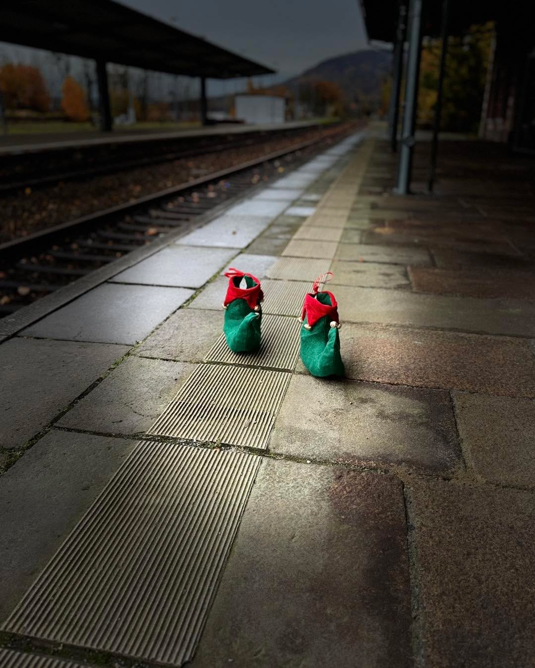 ✨🚆 Oh, wer stapft da durch die Nacht?
Hat sich einfach auf den Weg gemacht?
Mit der Bahn kam er geschwind –
der Wichtel, fröhlich wie der Wind! 🎅🎄
Er hat’s eilig, keine Frage,
denn bald ist’s wieder Wichteltage:
🗓️Am 30.11. im Lichtspielhof!
Seid dabei, wenn der Zauber beginnt –vielleicht bringt er was Kleines mit … ganz geschwind. 😉🎁
#kleinstadtliebe #weilwireskönnen #LichtSpielHof #geilegemeinschaft #Löbau #wichteltag #weihnachtszauber