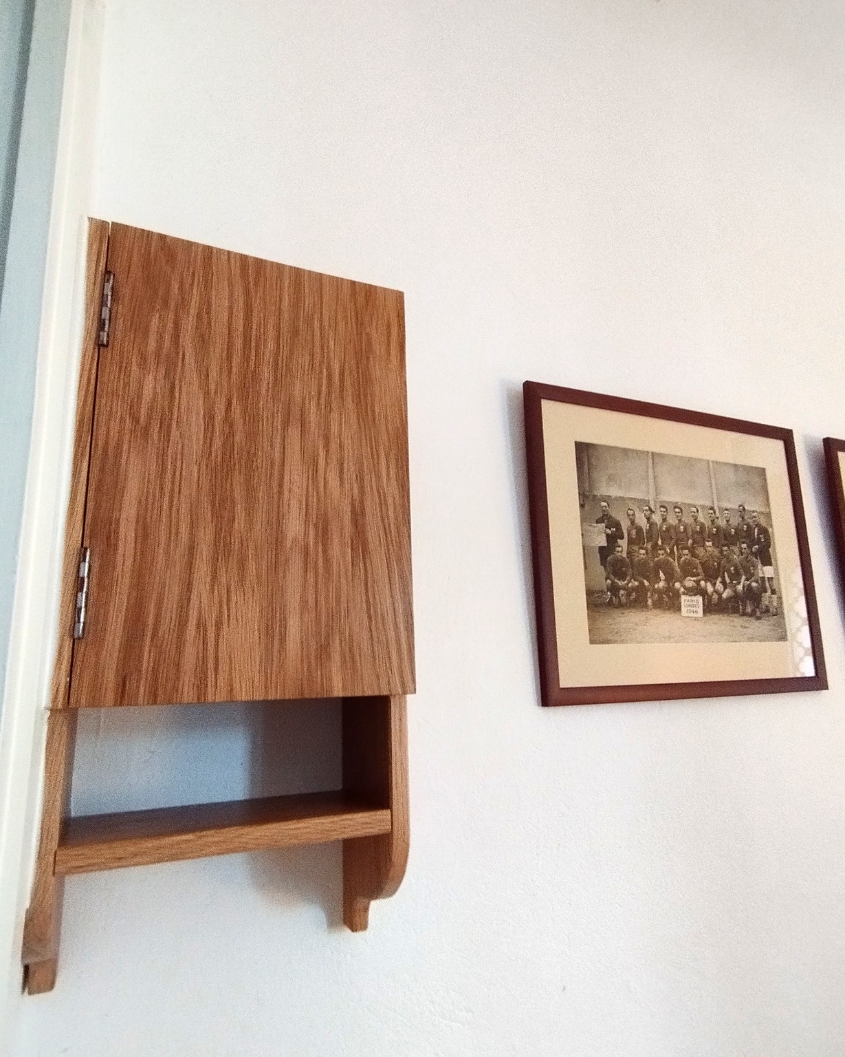 Mon métier ? Embellir le quotidien. Ou comment habiller tout en élégance un compteur électrique pour qu'il se fonde dans le décor.
Le "plus" pratique : une petite tablette pour déposer ses clés en rentrant. Bienvenue chez vous 😉
👉 Pièce en chêne massif finition satiné ; sur la porte, une feuillure périphérique facilite l'ouverture tout en restant discrète.