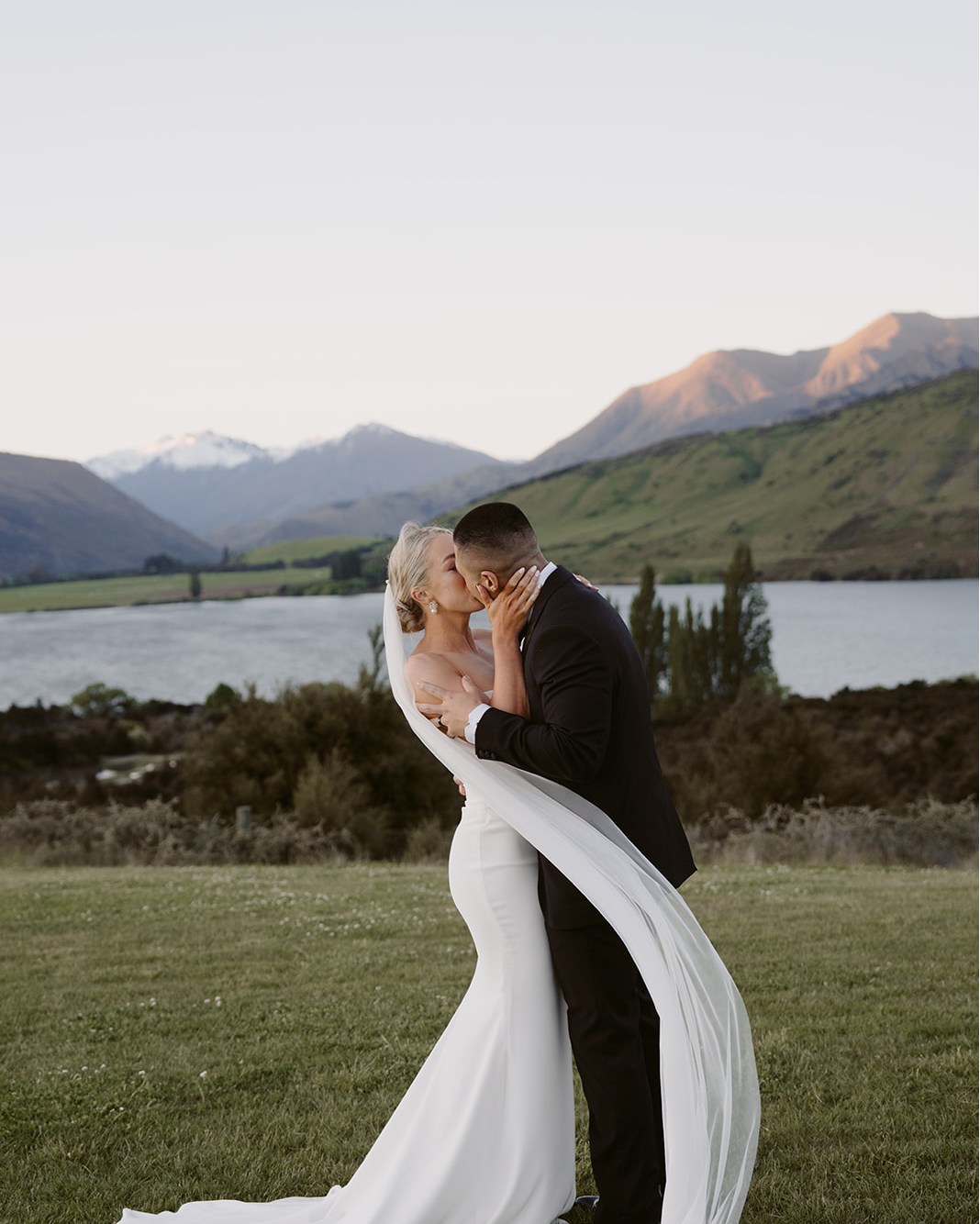 Experience weddings like no other—with the Dublin Bay view as your backdrop.
📸 @katerobergephotography