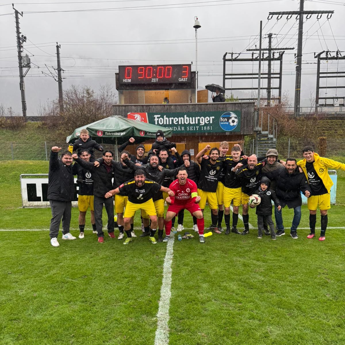 🔥 8 Spiele ungeschlagen – 3:0 Sieg gegen Beschling!
Was für ein Team, was für ein Spirit! 💪⚽️
Im Regen, im Wind, auf jedem Platz – wir stehen zusammen wie Superhelden 🖤💛
Jeder Zweikampf, jeder Pass, jeder Schuss – pure Energie! ⚡️
Durch diesen Auswärtssieg ist unser 1b nur noch 2 Punkte von einem Aufstiegsplatz entfernt. Aufstieg? - Why not...
#Teamgeist #Unbesiegbar #8SpieleUndefeated #Superteam #FootballHeroes #nurdersc #FightTogetherWinTogether 🦸♂️⚽️🌧️