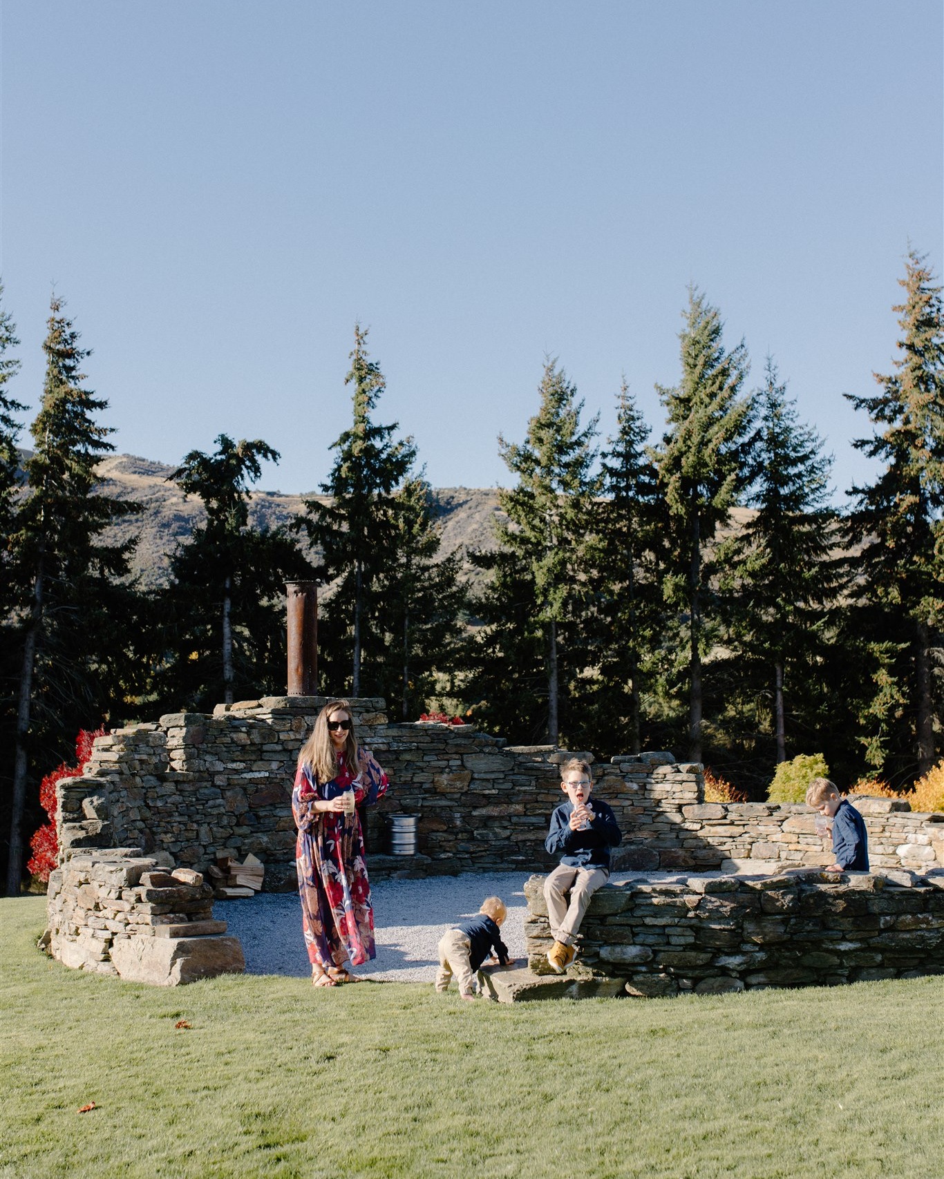 Gather, share stories, and toast under a fire-lit sky.
📸 @run_in_the_shadows