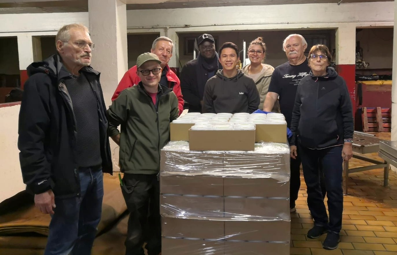 C’était le deuxième round de mise en pot de la choucroute solidaire jeudi dernier !💪
Un grand merci aux bénévoles qui se sont mobilisés à la dernière minute, ainsi qu’aux choucroutiers de Chavannes pour leur précieux soutien 🥳