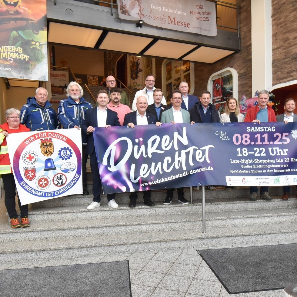 Düren leuchtet – Lichtjahre voraus! 🌟
-
Heute fand im @daslumenfilmtheater die Pressekonferenz zu Düren leuchtet 2025 statt – und die Vorfreude wächst! Am 8. November 2025 wird die Dürener Innenstadt erneut in ein faszinierendes Lichtermeer getaucht. Unter dem Motto „Lichtjahre voraus“ erwartet die Besucher*innen ein Abend voller Magie, Bewegung und Emotion.
Highlights in diesem Jahr:
🎆 Eröffnungsfeuerwerk am Rathaus um 18:00 Uhr
🤸♂️ Eine spektakuläre Trampolinshow auf dem Marktplatz
👀 Eine beeindruckende Lasershow über dem Wirteltorplatz
💫 Die leuchtenden Riesen DUNDU und VECTOR, die eine poetische Geschichte aus Licht und Bewegung erzählen – mit der Deutschlandpremiere von VECTOR!
Auch der Dürener Einzelhandel ist mit dabei: Beim Late-Night-Shopping bis 22 Uhr laden viele Geschäfte zum Bummeln und Entdecken ein. Zusätzlich sorgen leuchtende Walking-Acts, die beliebte Blaulichtmeile und die Lange Nacht der Museen für ein unvergessliches Erlebnis. 🤩
Ein großes Dankeschön an unsere Sponsoren für ihre Unterstützung!
@skdueren @stadtdueren @stadtcenterdueren @autohausrudolfsazma @duerener_service_betrieb @galeria.de.official @stadtwerke_dueren_swd
#DürenLeuchtet #Lichtjahrevoraus #DürenErleben #InnenstadtDüren #EventsInDüren #Lichtfestival #CityDüren #WIN_DN #CityMaDüren