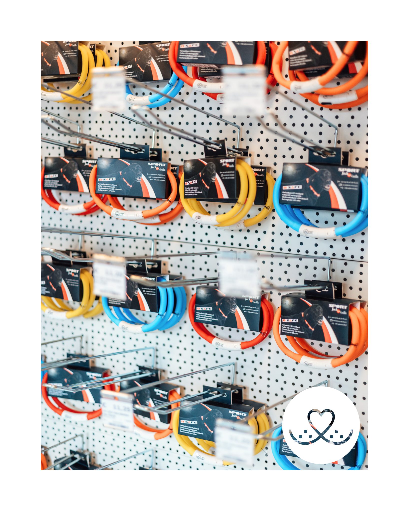 De donkere dagen zijn weer begonnen... 🌙
En dat betekent: zien en gezien worden!
Onze lichtgevende halsbandjes zorgen ervoor dat jouw hond ook in het donker goed zichtbaar is tijdens het uitlaten. Alle halsbanden zijn oplaadbaar via USB en op maat te knippen. Veilig én handig! 💡🐶
💥 Nu tijdelijk van €19,95 voor maar €9,95
📅 Actie geldig de hele maand november en OP=OP
Loop even binnen en kies jouw favoriete kleur.
#SnoetBorne #VeiligMetJeHond #LichtgevendeHalsband #DonkereDagen #WandelenMetJeHond #DierenwinkelTwente #BornseOndernemers #Hondenliefde #Huisdierenveiligheid #TwenteMetDieren