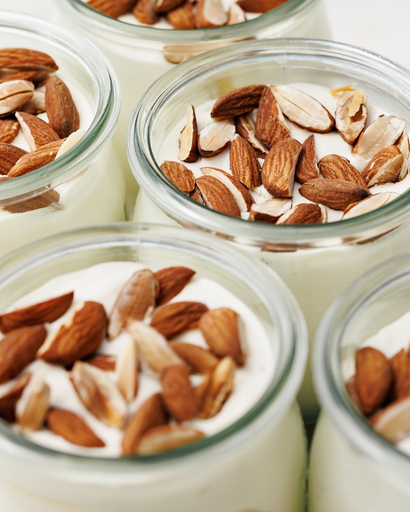 Taze badem parçacıkları ile Lime Alaçatı Muzlu Trifle🍌