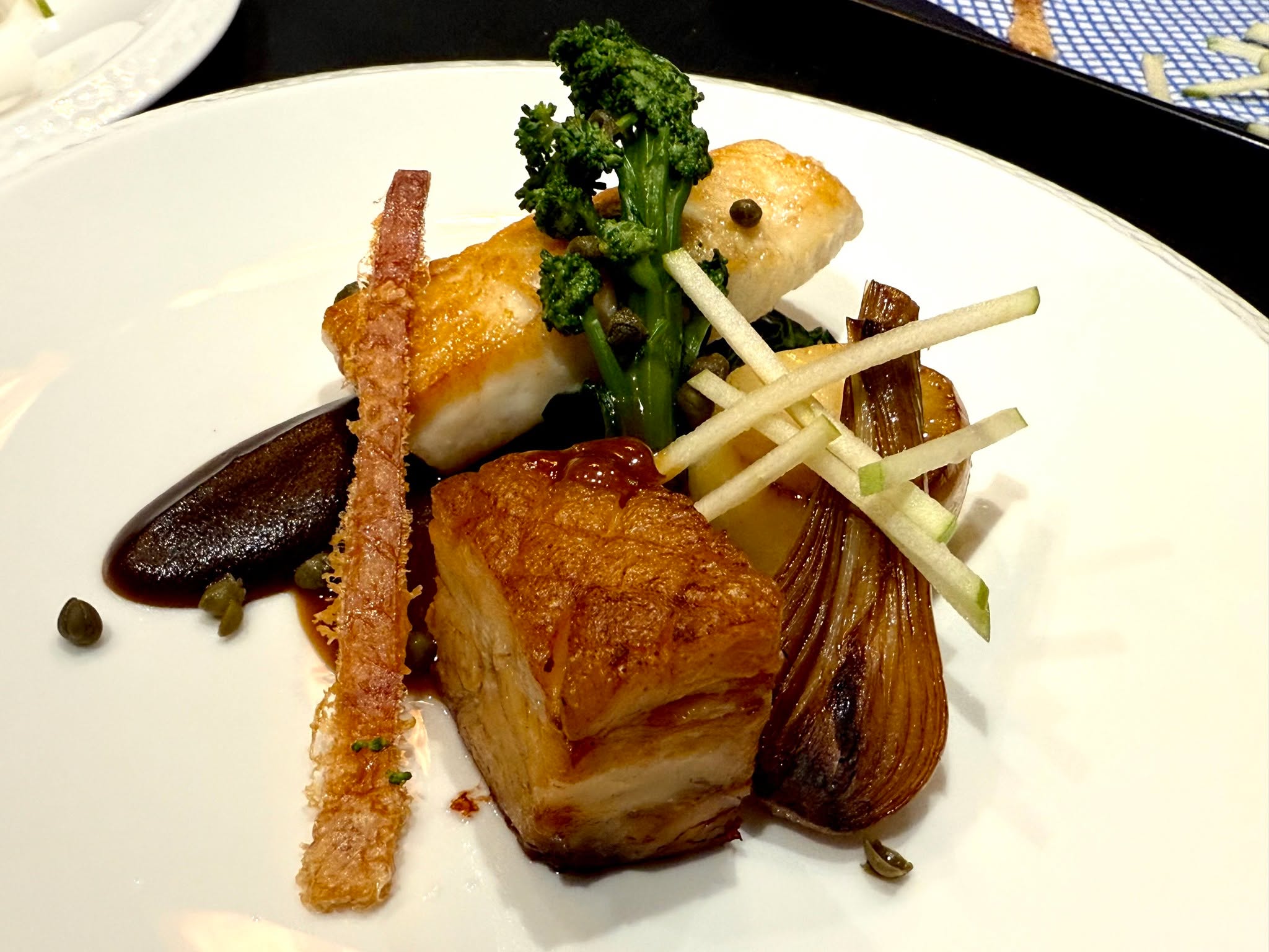 This is a lovely winter warmer for the season with interesting textures and pops of acidity! Pressed belly pork, roast turbot, apple, capers and tenderstem
I've always been a fan of pairing meat and fish together and turnot lends itself so well to this
#reading #glutenfree #passion #dinner #wedding #privatechef #luxury #finedining #caterer #party #buffet #local #bespoke #gardenparties #oxfordshire