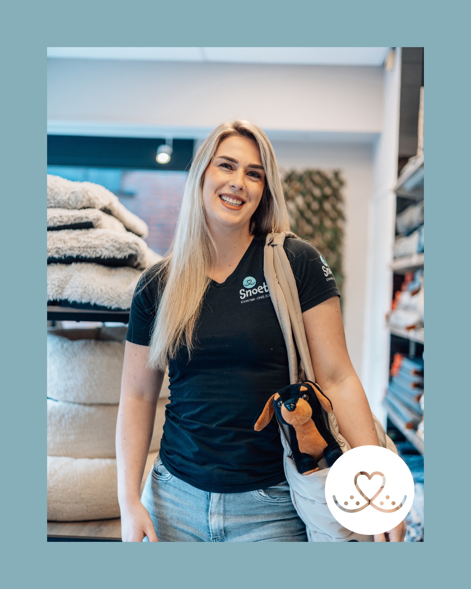 Ze zijn er weer: de populaire draagzakken van Designed by Lotte!
We hebben weer diverse modellen op voorraad in de winkel. En ze zijn niet alleen stijlvol, maar ook superhandig!
💡 Waarom een draagzak ideaal is:
– Perfect voor pups, kleine honden of oudere dieren die niet (lang) kunnen lopen
– Ideaal voor gebruik in drukke omgevingen, zoals de markt of een evenement
– Comfortabel en veilig voor je dier, dankzij het zachte materiaal en stevige sluiting
– Houd je huisdier dicht bij je, extra fijn bij onweer, vuurwerk of andere stressmomenten
– Ook handig tijdens een (bos)wandeling of in de stad waar je je dier niet los wilt laten lopen
✨ En natuurlijk… ze zien er ook nog eens prachtig uit!
Wil je weten of het iets is voor jouw dier? Kom gerust even passen en proberen in de winkel. 🐾
#SnoetBorne #DesignedByLotte #DierenwinkelTwente #Hondenliefde #DraagzakHond #TwenteMetDieren #HuisdierenComfort #BornseOndernemers #HondMeeOpPad #PuppyTips #KleineHond #Hondenaccessoires #WinkelenMetJeHond