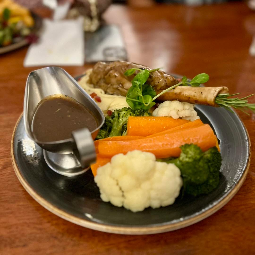 Cosy up this autumn with the ultimate comfort dish 🍂🍽️ Our Rosemary & Mint Lamb Shank served with creamy mash is slow-cooked perfection—rich, hearty, and full of flavour. 😍 #ParsonsPig #AutumnEats #ComfortFood