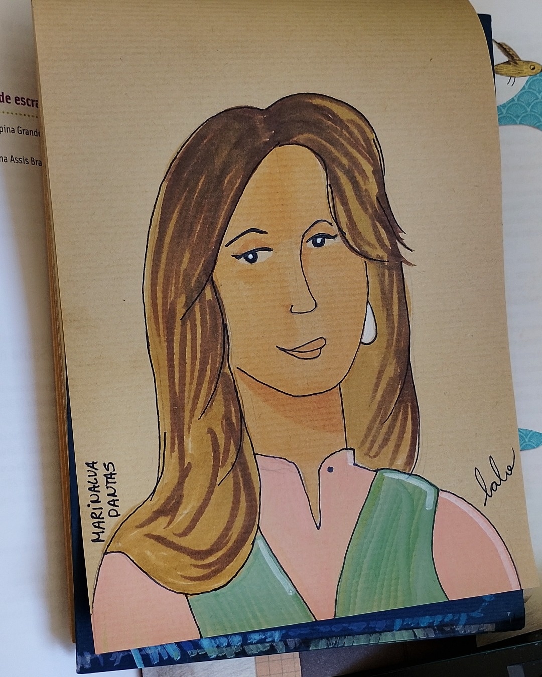 Marinalva Dantas teve uma infância marcada pela pobreza na periferia de Campina Grande, na Paraíba. Desde pequena, enfrentou dificuldades, como a falta de água encanada e energia elétrica. Após uma série de eventos, incluindo uma infecção por vermes que a levou a viver com uma tia no Rio Grande do Norte, ela conseguiu estudar e se formar em Direito. Sua carreira começou na Febem, onde trabalhou com crianças, e posteriormente se tornou auditora fiscal do trabalho, lutando contra a escravidão moderna. Em 1995, integrou o Grupo Especial de Fiscalização Móvel do Ministério do Trabalho, onde começou a libertar trabalhadores em condições análogas à escravidão, impactando a vida de milhares de brasileiros.
Ao longo de sua trajetória, Marinalva enfrentou desafios, incluindo a resistência de políticos e autoridades que se opunham a suas denúncias. Mesmo assim, ela continuou sua luta, retirando cerca de 15 mil crianças do trabalho infantil e recebendo reconhecimento por seu trabalho em defesa dos direitos humanos. Até hoje, Marinalva permanece ativa em sua missão, determinada a erradicar a exploração infantil no Brasil, onde ainda existem milhões de crianças em situação de trabalho.
#MarinalvaDantas #DireitosHumanos #contraotrabalhoinfantil #EscravidãoModerna #LutaPelaJustiça #Educação #direitosdacriancaedoadolescente #eca #galeriaextraordinaria