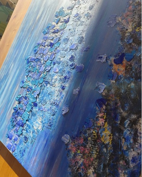 “Sea Stories” tells the story of the Adriatic through three stunning paintings — “Sunny Day”, “Tidal Wave”, and “Sea Side Town” — exploring the beauty of the sea, the consequences of human excess, and nature’s ultimate response to rising waters. Acrylic, shells, pebbles, and wire bring the narrative to life.
These paintings are part of a collaborative project between painter @kristinabugarija and dance artist @anhelita_acrodancer. Both the visual and dance works respond to eco-anxiety, creating art that sparks reflection and catharsis.
Together, they celebrate coastal life, highlight environmental fragility, and remind us that our planet is alive, beautiful… and more than worth protecting.
#CreativeEurope #Waterfronts #IMIndustries #Bibinje #Croatia #EcoAnxiety #CultureForClimate #SociallyEngagedArt #EcoResilience #CoastalCommunities