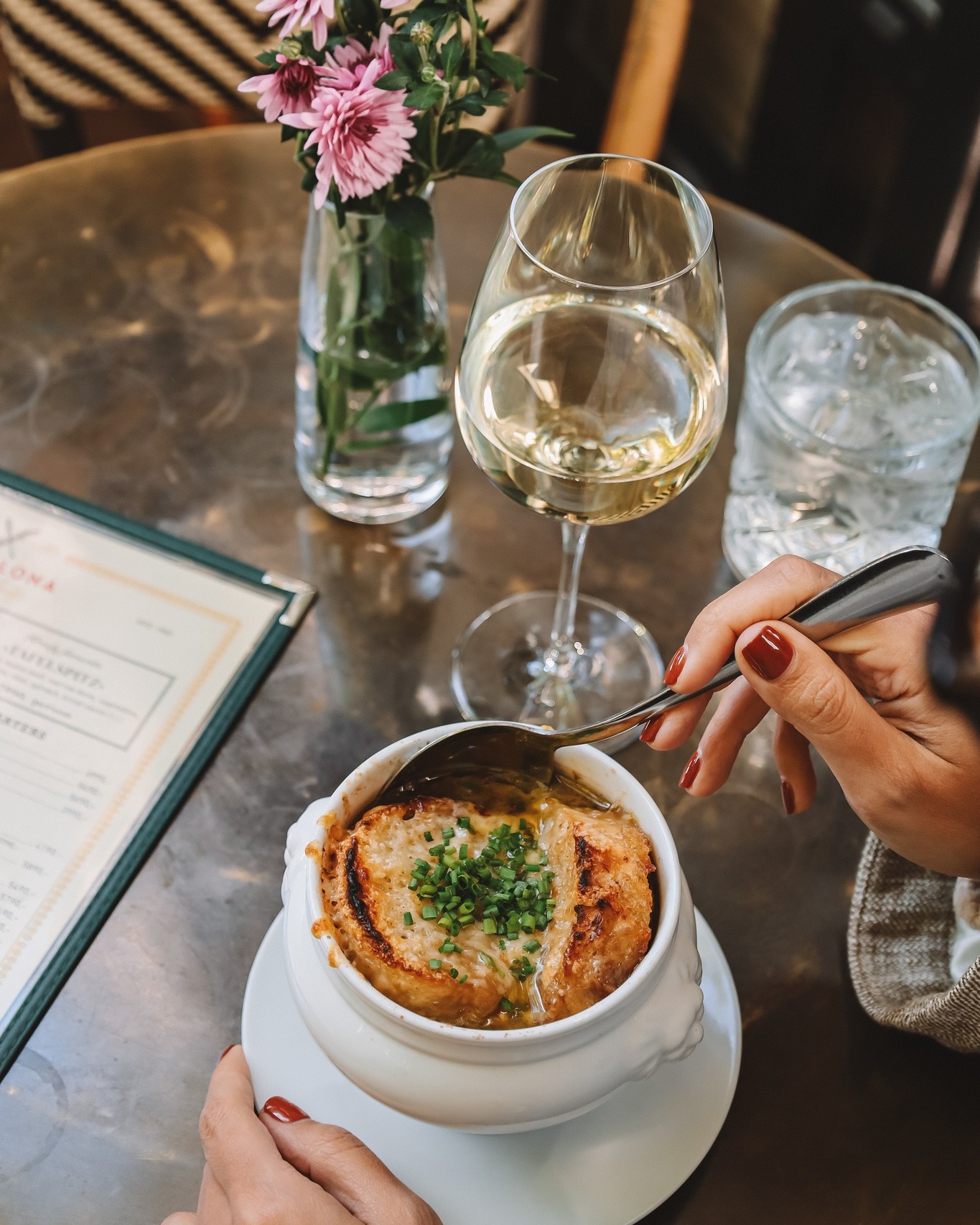 🍂 November 9-ig egészen biztosan táblán az ikonikus francia hagymalevesünk — sűrű, illatos, pirított sajtos kenyérrel a tetején, pont, ahogyan egy hűvös őszi nap megkívánja.
#szépilona #szépilonabisztró #szeretnikellazéletet #budapest #gastronomy #bistro #frenchvibes #franciahagymaleves #frenchonionsoup