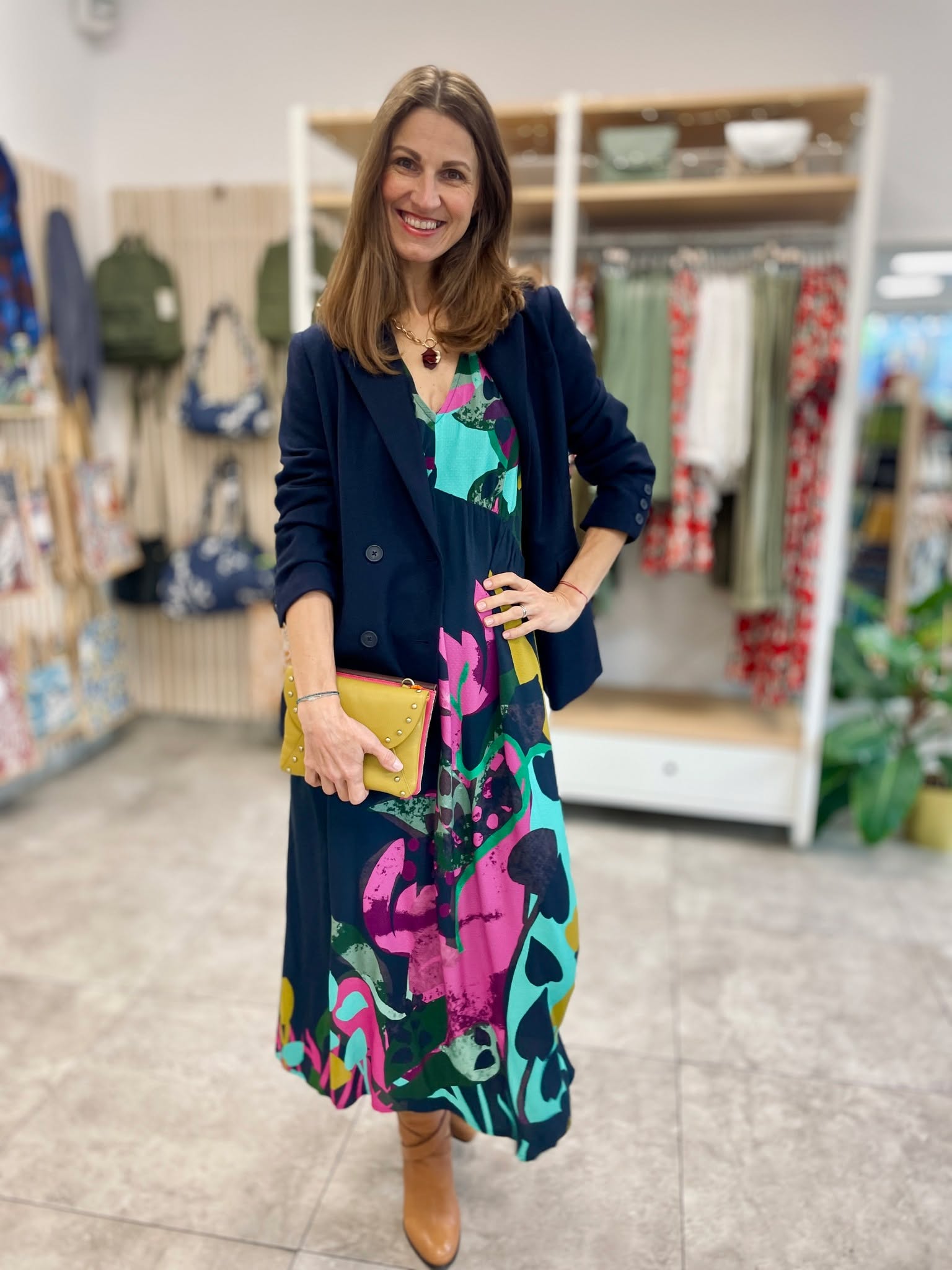 🎭 Outfit na večírek, do divadla i na procházku městem 🥂
Šaty Lucy si zamilujete pro jejich univerzálnost. 💕
Stačí vyměnit doplňky a rázem se hodí kamkoliv. Stylové, pohodlné a příjemné na nošení po celý den. 🌿
Doplnili jsme je o vlněný kabátek Lowena Maritime od Seasalt, který zahřeje a zároveň krásně drží tvar.
A nesmí chybět ani praktická oboustranná kabelka Coco Chart – jeden kousek, dva styly. 👛
👗 Velikosti S-4XL
🏡 Obchody PRAHA 1 | PRAHA 5 | ZLÍN
💌 Doprava nad 2000 Kč ZDARMA
♻️ Vrácení ZDARMA
#greenbutikcz #udrzitelnamoda #pomalamoda #etickamoda #etickysatnik #fairtradefashion #slowfashion