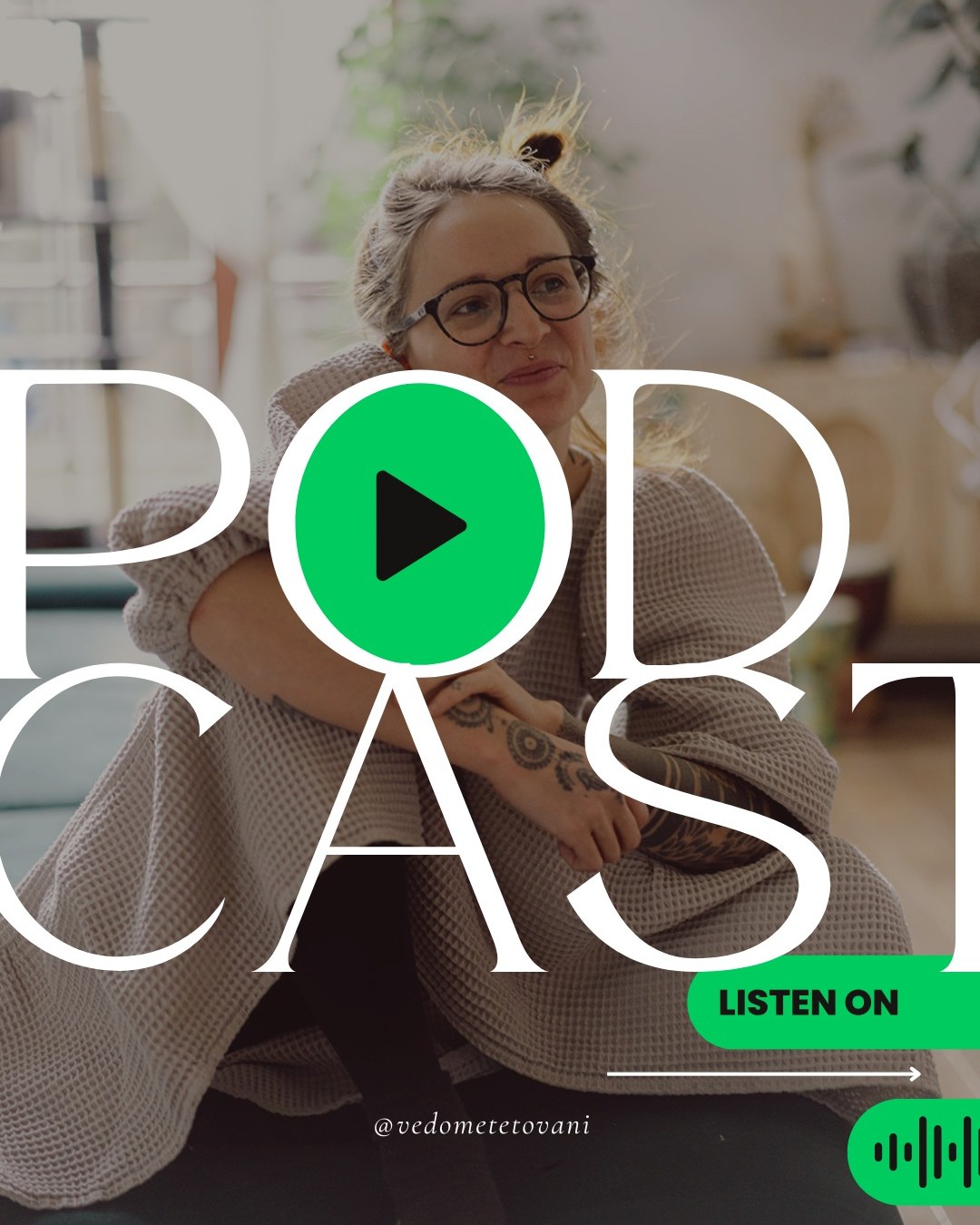 Vítám tě u podcastu "Na tělo" – místa, kde se nebojím jít pod povrch a dotknout se témat, která hýbou naším životem. Ačkoliv jsem původně zvažovala název "Tetování na tělo", cítila jsem, že moje vize sahá dál.
Tento podcast není jen o tetování. Je o všem, co se nás hluboce dotýká – o tématech "na tělo", která rezonují s naší autentickou podstatou. Najdeš zde postupně fascinující rozhovory s inspirativními osobnostmi, hlubinné ponory do témat tělesnosti, vědomí a transformace.
Přináším ti 15 let zkušeností s vědomým tetováním, ale také vhledy do cyklické ženské moudrosti, osobního rozvoje a propojení s vlastní intuicí.
V každé epizodě otevírám témata jako:
• Symbolika a energie tetování
• Tělo jako posvátný prostor
• Přechodové rituály v moderním světě
• Propojení fyzické bolesti s duchovní cestou
• Rozhovory s lidmi, kteří žijí autenticky a v souladu se svou pravdou
Podcast je pro tebe, pokud:
• Hledáš hlubší spojení se svým tělem a intuicí
• Zajímají tě témata, která se běžně neotevírají
• Toužíš po autentických příbězích transformace
• Chceš inspiraci pro vlastní cestu k sobě
Nejde jen o tetování – jde o cestu k sobě. O návrat k tělu jako nástroji moudrosti. O propojení s tím, co je v nás pravdivé.
#NaTěloPodcast #VědoméTetování #TransformačníCesta