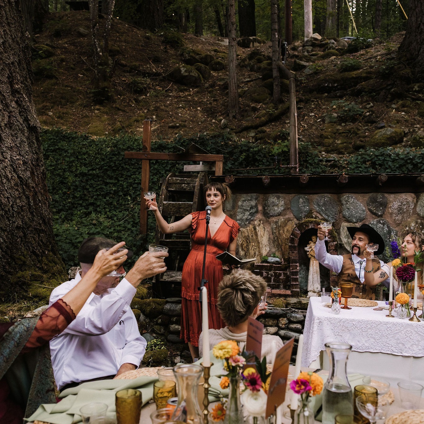 Don’t forget to raise your glass! 🥂
Some of the most memorable moments of a wedding day come from the toasts — when laughter, love, and a few happy tears fill the room. A quick tip from a planner’s perspective: keep your toasts short, heartfelt, and personal (2–3 minutes is perfect) so every word truly lands.
Planner: @events_by_dallas | Photographer: @roseannebathphoto
Nevada City Weddings | Grass Valley Weddings | Northern California Wedding Planner | Wedding Toast Tips | Reception Planning | Events by Dallas