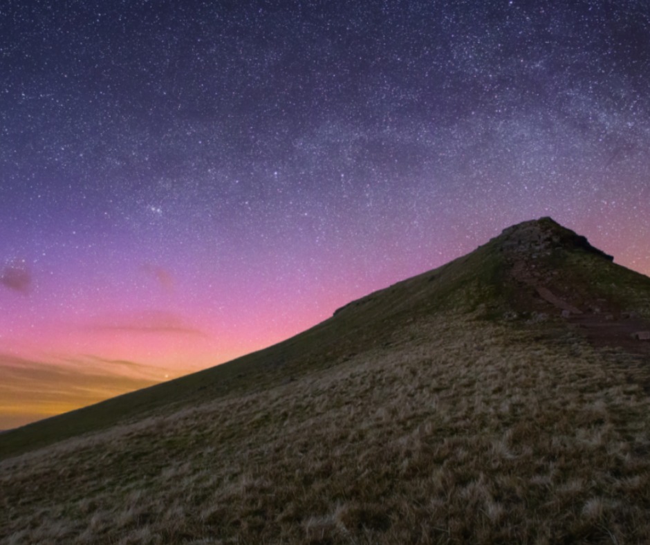 You wouldn’t think it, but some nights in Powys feel endless.
November skies are crisp and wide, perfect for staring up and losing yourself.
The low sun brushes golden fields, mist drifts through the valleys, and in villages, the first twinkle of festive lights pops up like little surprises.
And at night… the stars burn so bright it’s almost like they’re telling you a story. Sometimes, if you’re lucky, the aurora even dances across the sky.
Wrap yourself up, step outside, and let the quiet magic of these long evenings sink in.�
#MidWalesMyWay #PowysPhotography #AutumnSkies #HiddenGems
Awyr Tachwedd & Rhyfeddodau Nos
Efallai na fyddech yn credu, ond mae rhai nosweithiau ym Mhowys yn teimlo’n ddiderfyn. Mae awyr Tachwedd yn grimp a llydan, perffaith i’ch diflannu i mewn. Mae’r haul isel yn brwsio caeau aur, mae niwl yn crwydro’r dyffrynnoedd, ac mewn pentrefi, mae’r twinkle cyntaf o oleuadau Nadoligaidd yn ymddangos fel syniadau bach.
Ac yn y nos… mae’r sêr yn disgleirio mor llachar fel pe baent yn dweud stori i chi. Weithiau, os ydych yn lwcus, mae’r aurora yn dawnsio ar draws yr awyr hefyd. Pwyswch eich hun yn gynnes, camwch y tu allan, a gadewch i hud tawel y nosweithiau hir hyn gael effaith arnoch.�#MidWalesMyWay #LlunioPowys #AwyrGaeaf #CraithCudd