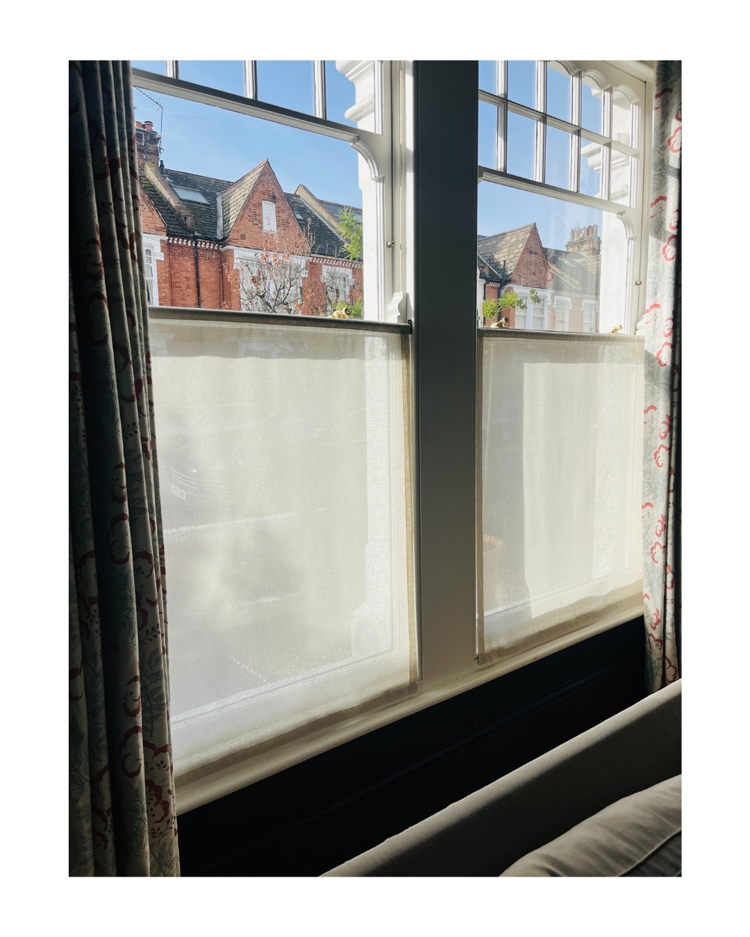 Prior to my making these sheer, privacy panels with a voile from @designersguild my client had frosting on the glazing. However she couldn't see out at all and felt really claustrophobic. These panels are a much 'friendlier' solution to that problem of people looking in and are on the most lovely cafe rods from @hunterandhyland They're easy to remove and install and delicate and lovely!
#sheerpanels #sheercurtains #cafecurtains #northcoteroad #fulham #tootingnewsie #interiordecor #interiorinspo #balhamnewsie #softfurnishing #romanblindmaker #TootingBec #southlondon #custommade #tooting #balhammums #southwestlondonmums #tootingmums #balhamlife #madetomeasure #windowtreatments #curtainmaker #balham #wandsworth #localmaker #bespoke